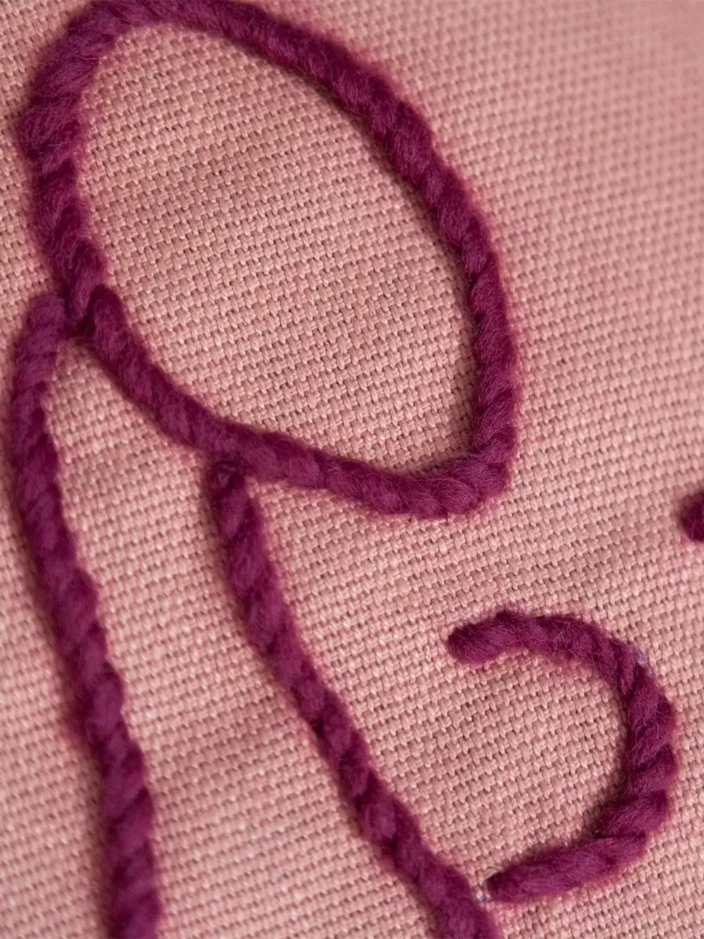 COJÍN MAGNOLIA (ROSA OSCURO Y BORDADO MORADO) / STUDIO.FI - Imagen 2