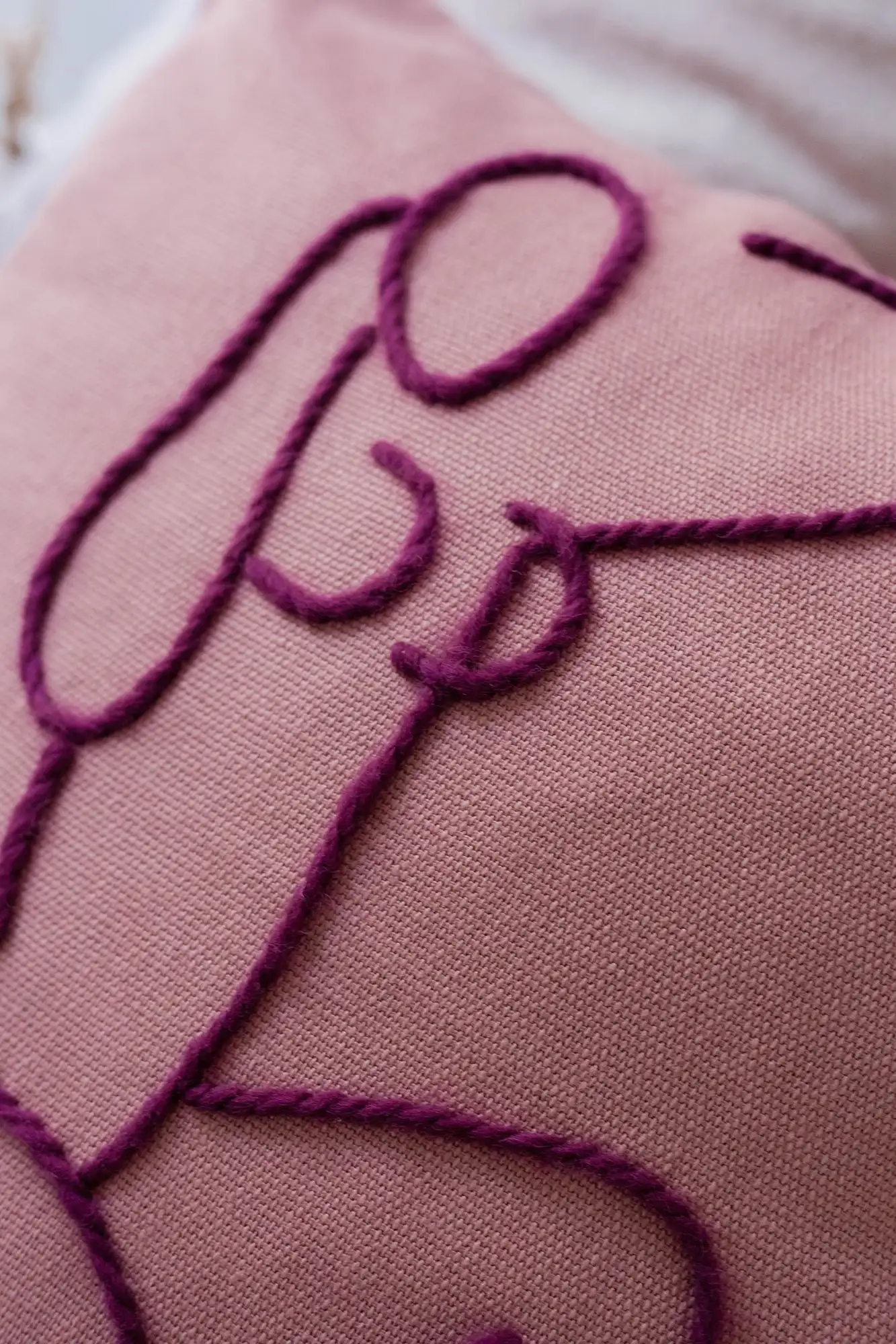 COJÍN MAGNOLIA (ROSA OSCURO Y BORDADO MORADO) / STUDIO.FI - Imagen 3