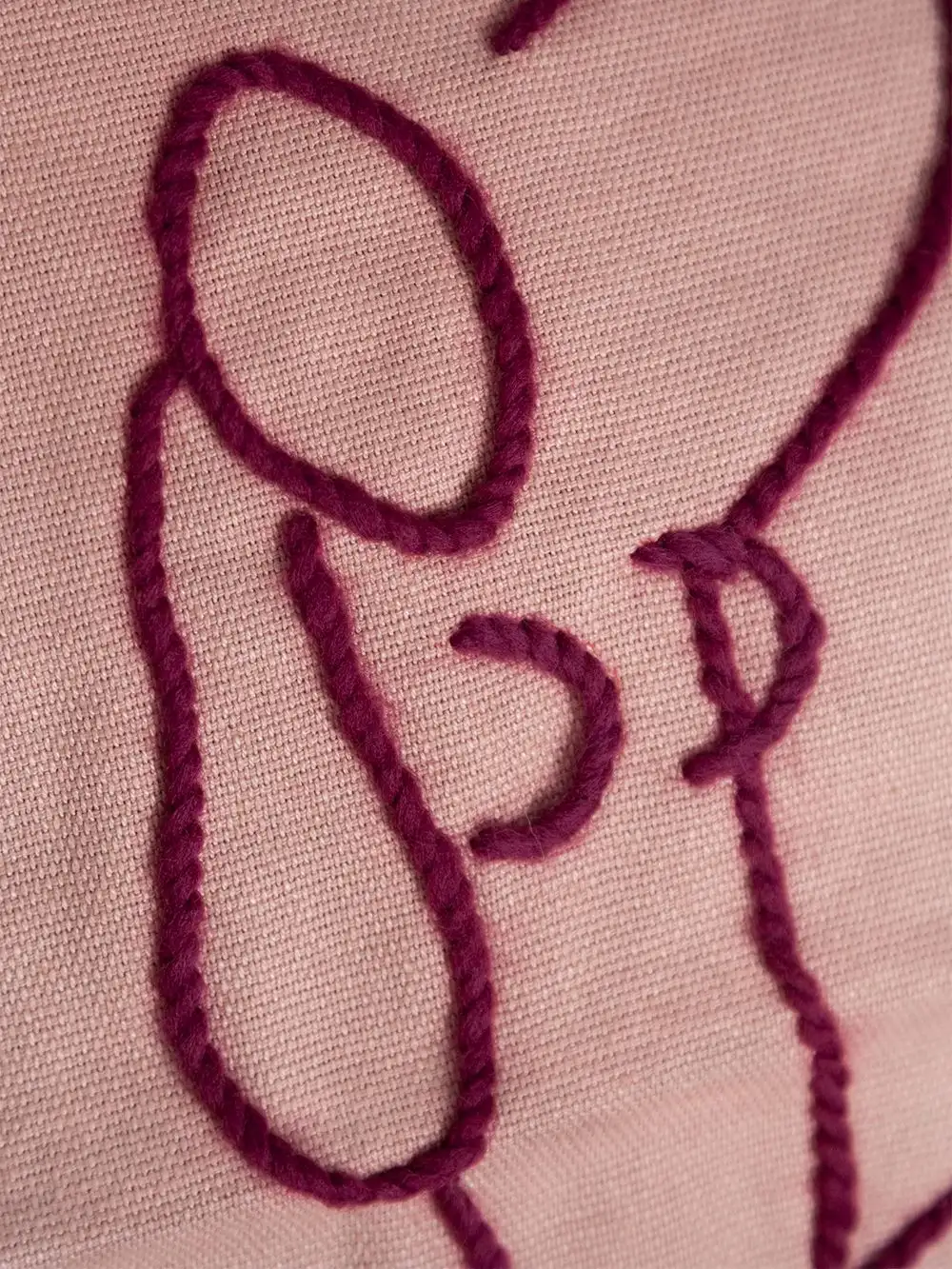 COJÍN MAGNOLIA (ROSA OSCURO Y BORDADO MORADO) / STUDIO.FI - Imagen 5