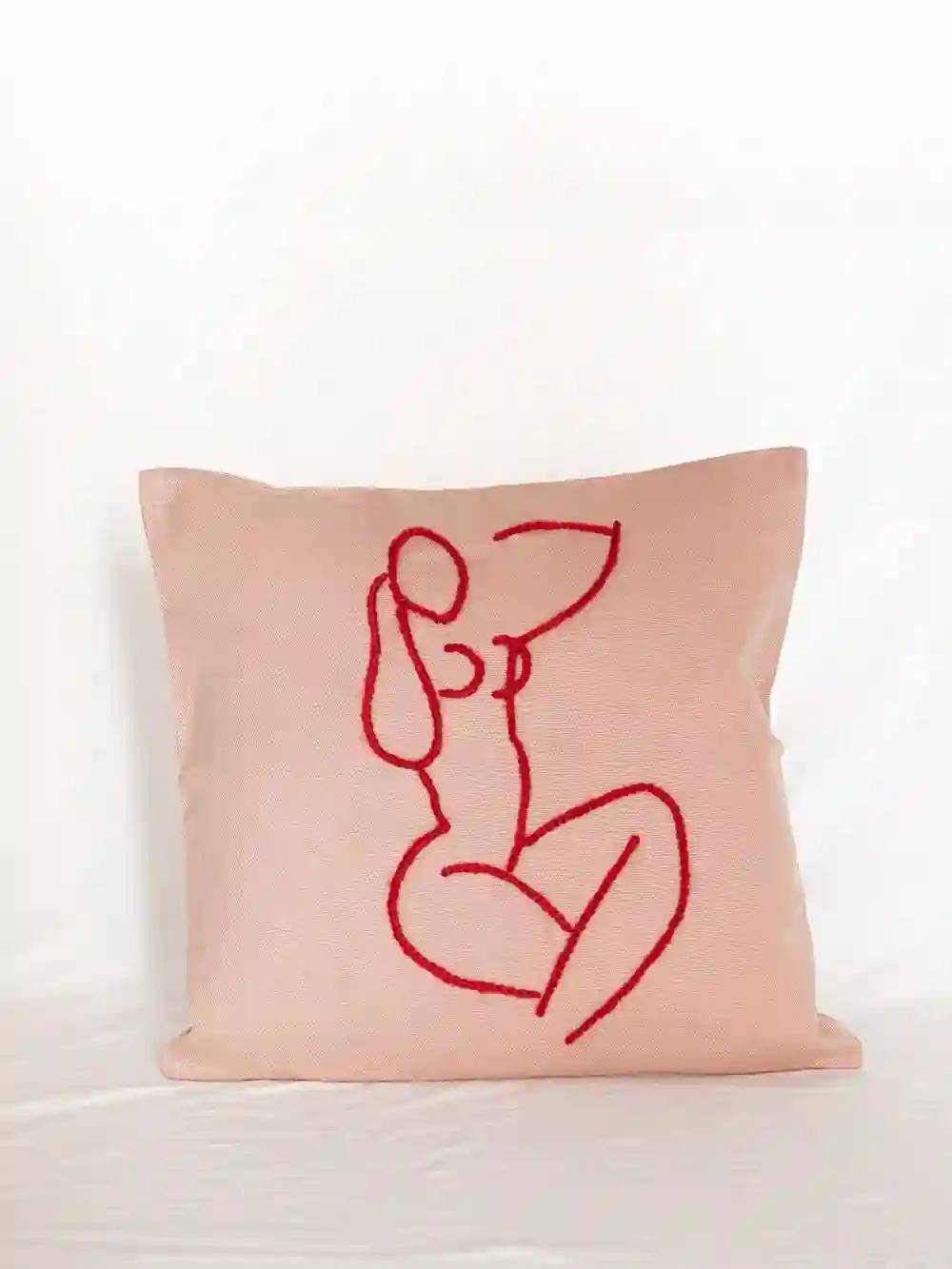 COJÍN MAGNOLIA (ROSA Y BORDADO ROJO) / STUDIO.FI