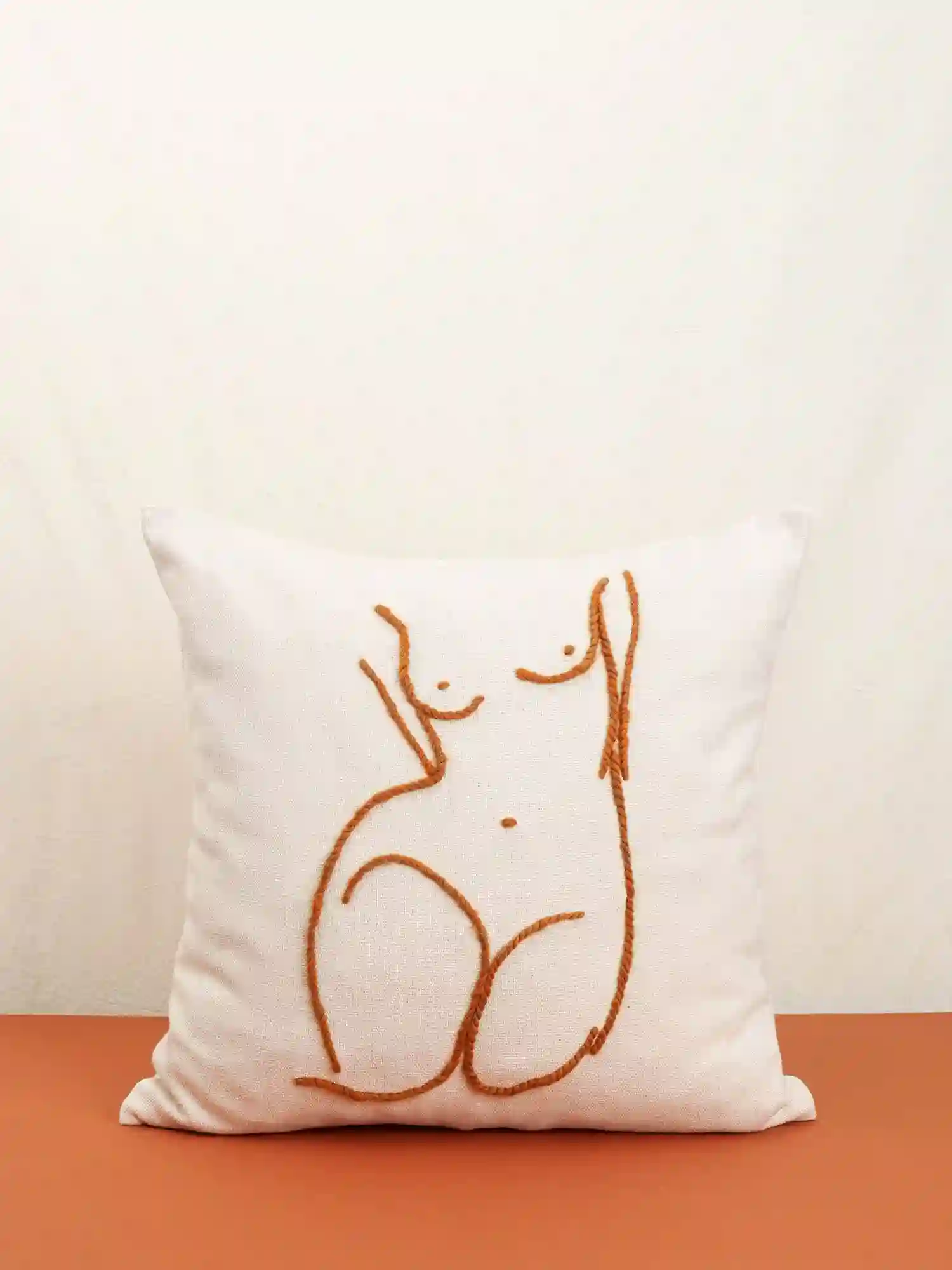 COJÍN IRIS (BEIGE Y BORDADO CAMEL) / STUDIO.FI