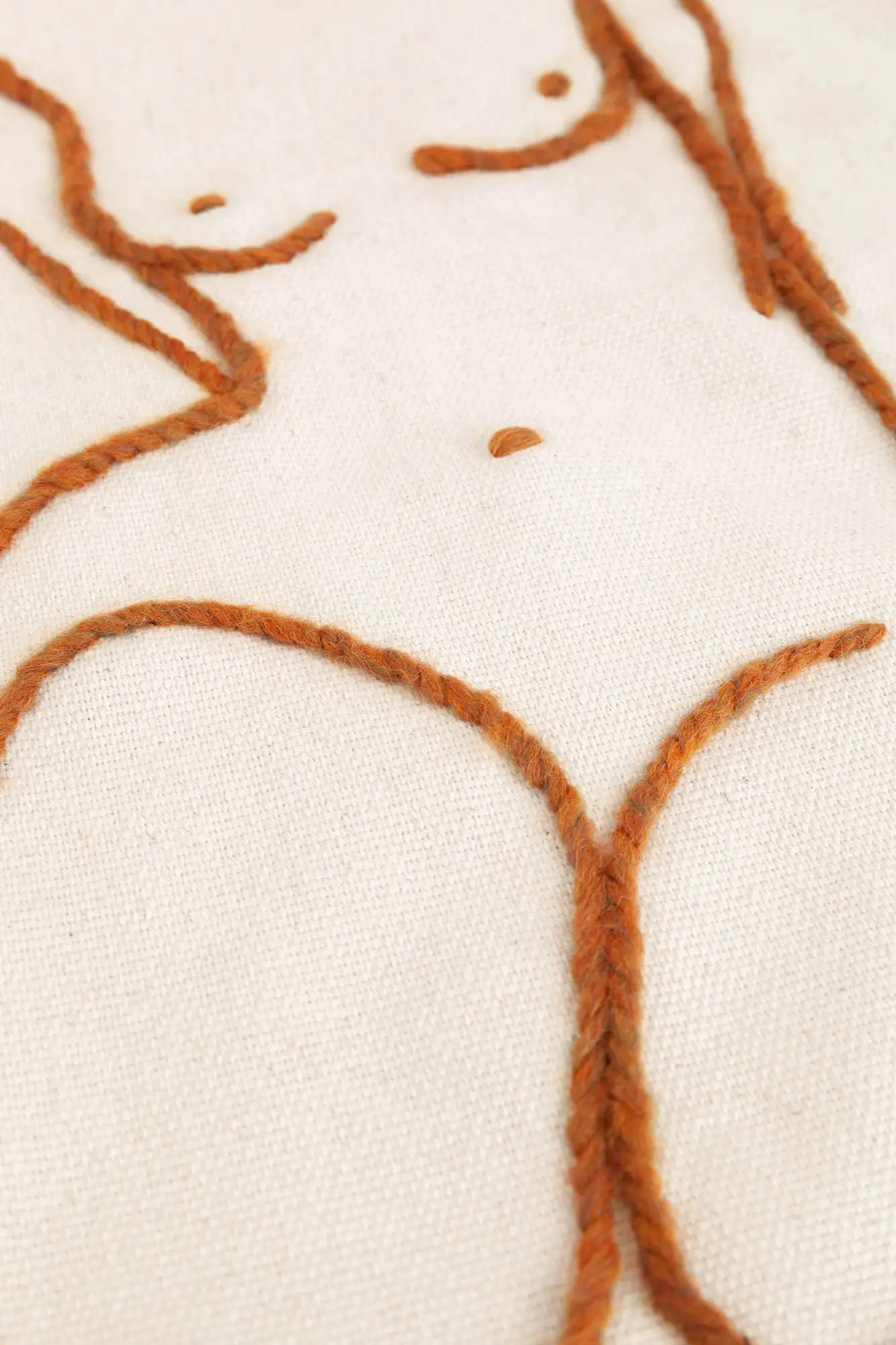 COJÍN IRIS (BEIGE Y BORDADO CAMEL) / STUDIO.FI - Imagen 3