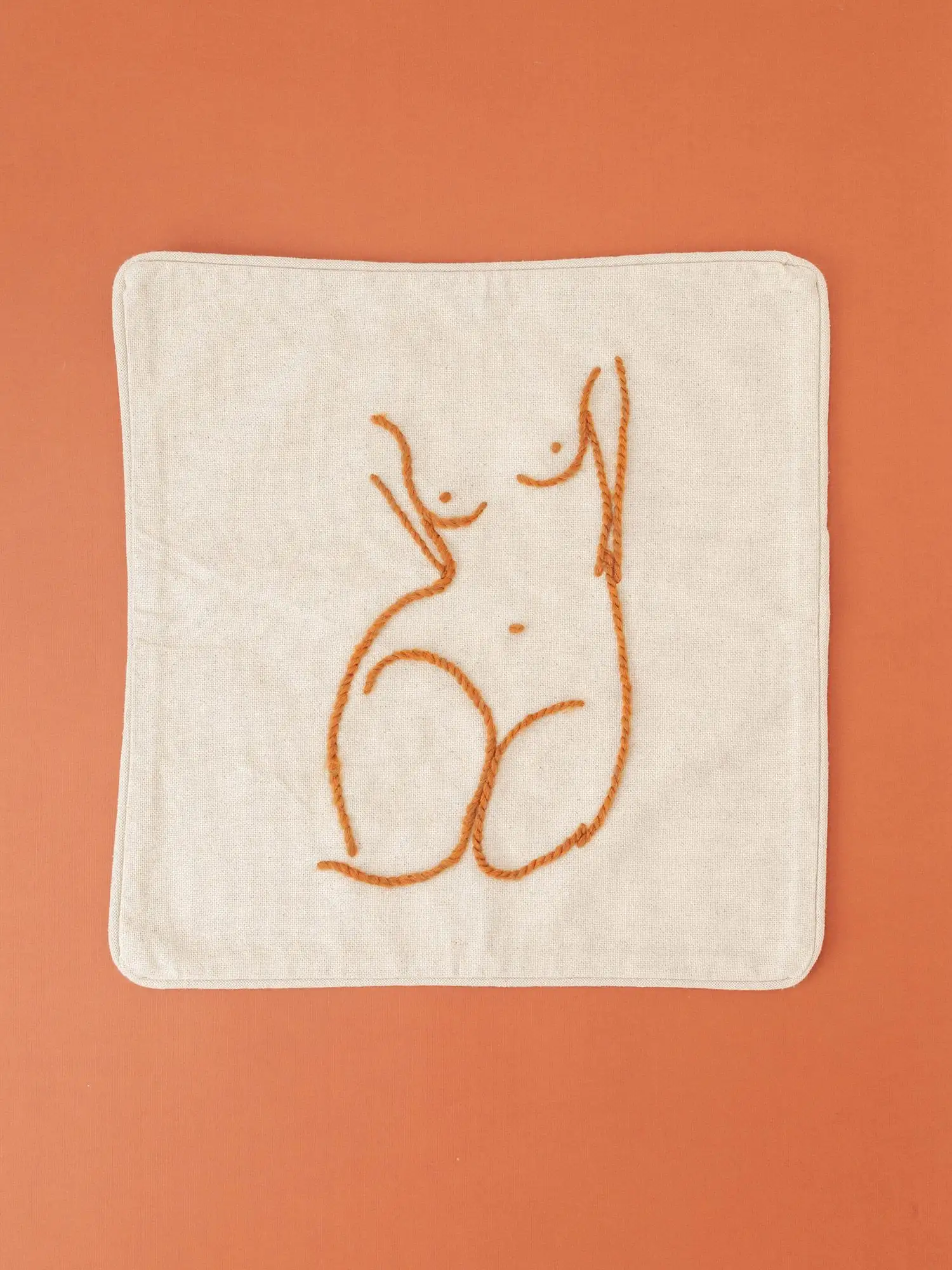 COJÍN IRIS (BEIGE Y BORDADO CAMEL) / STUDIO.FI - Imagen 4