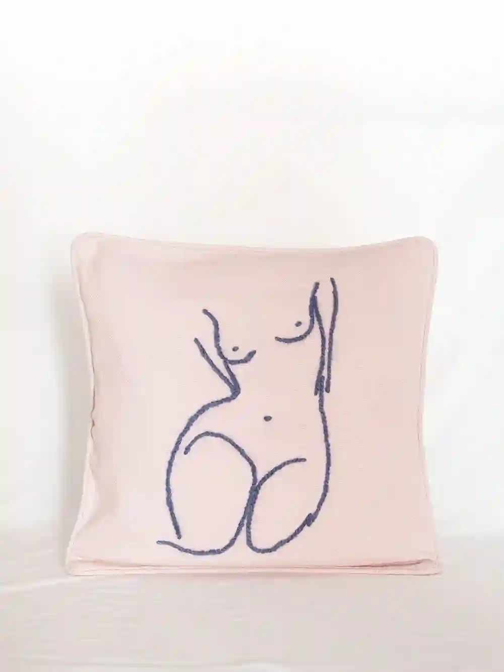 COJÍN IRIS (ROSA PALO Y BORDADO AZUL) / STUDIO FI