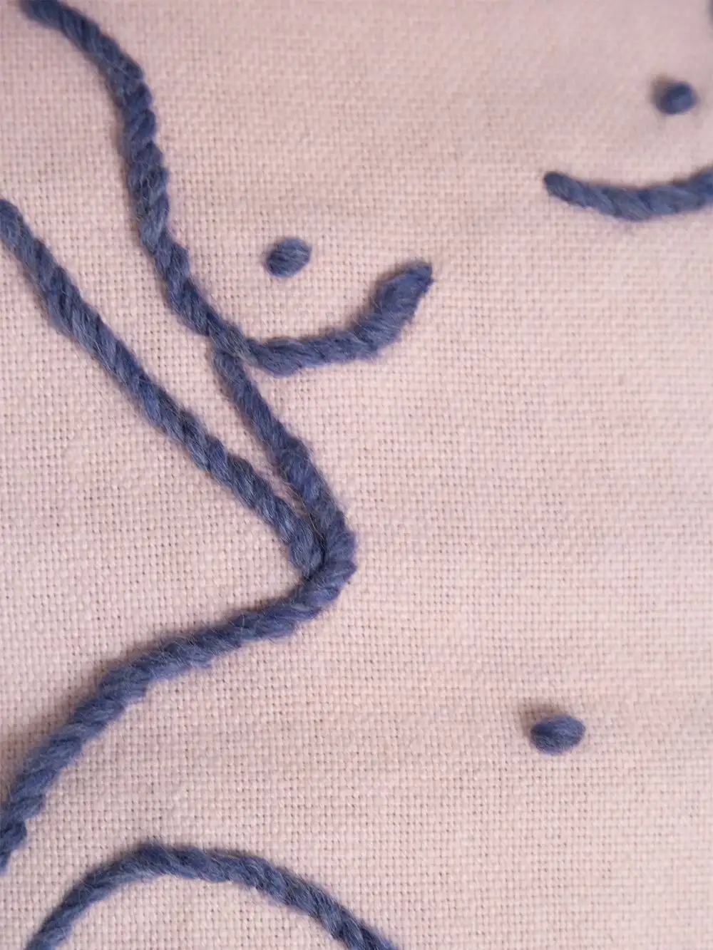 COJÍN IRIS (ROSA PALO Y BORDADO AZUL) / STUDIO FI - Imagen 3