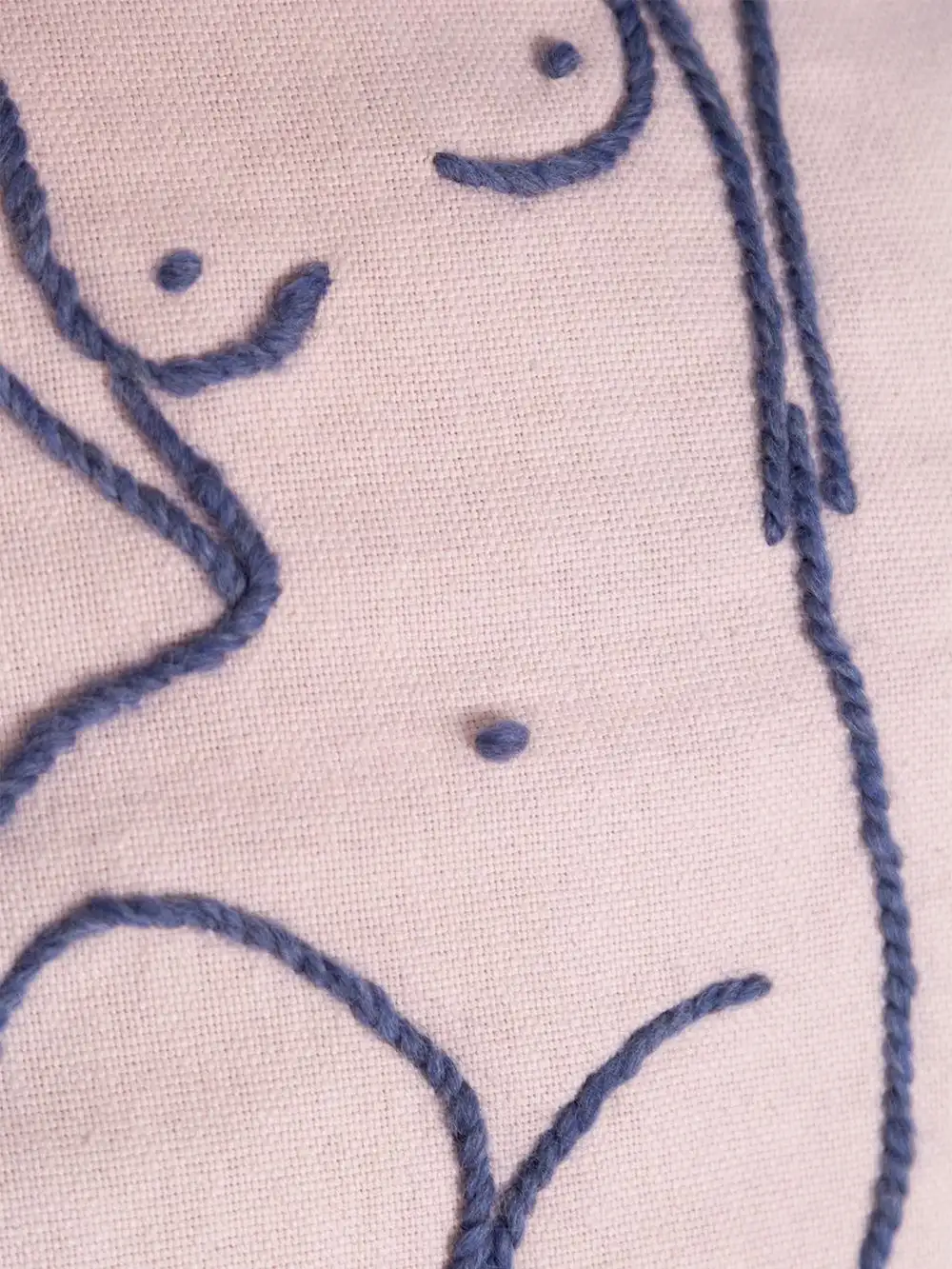 COJÍN IRIS (ROSA PALO Y BORDADO AZUL) / STUDIO FI - Imagen 4