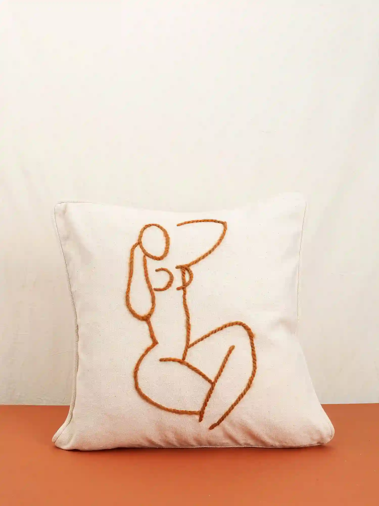 COJÍN MAGNOLIA (BEIGE Y BORDADO CAMEL) / STUDIO.FI