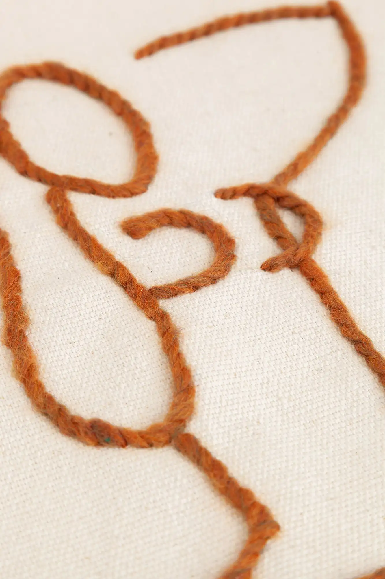 COJÍN MAGNOLIA (BEIGE Y BORDADO CAMEL) / STUDIO.FI - Imagen 2