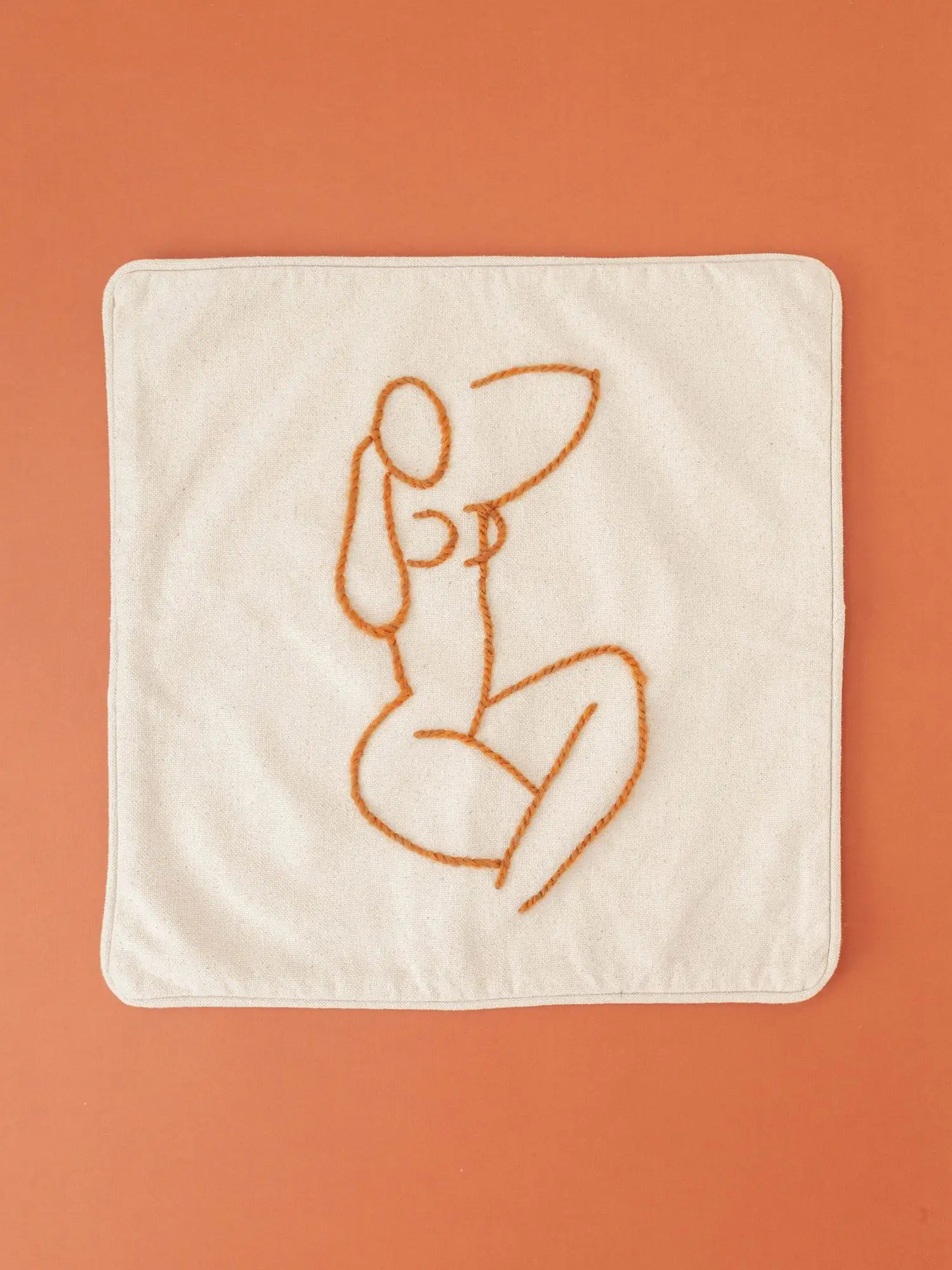 COJÍN MAGNOLIA (BEIGE Y BORDADO CAMEL) / STUDIO.FI - Imagen 3