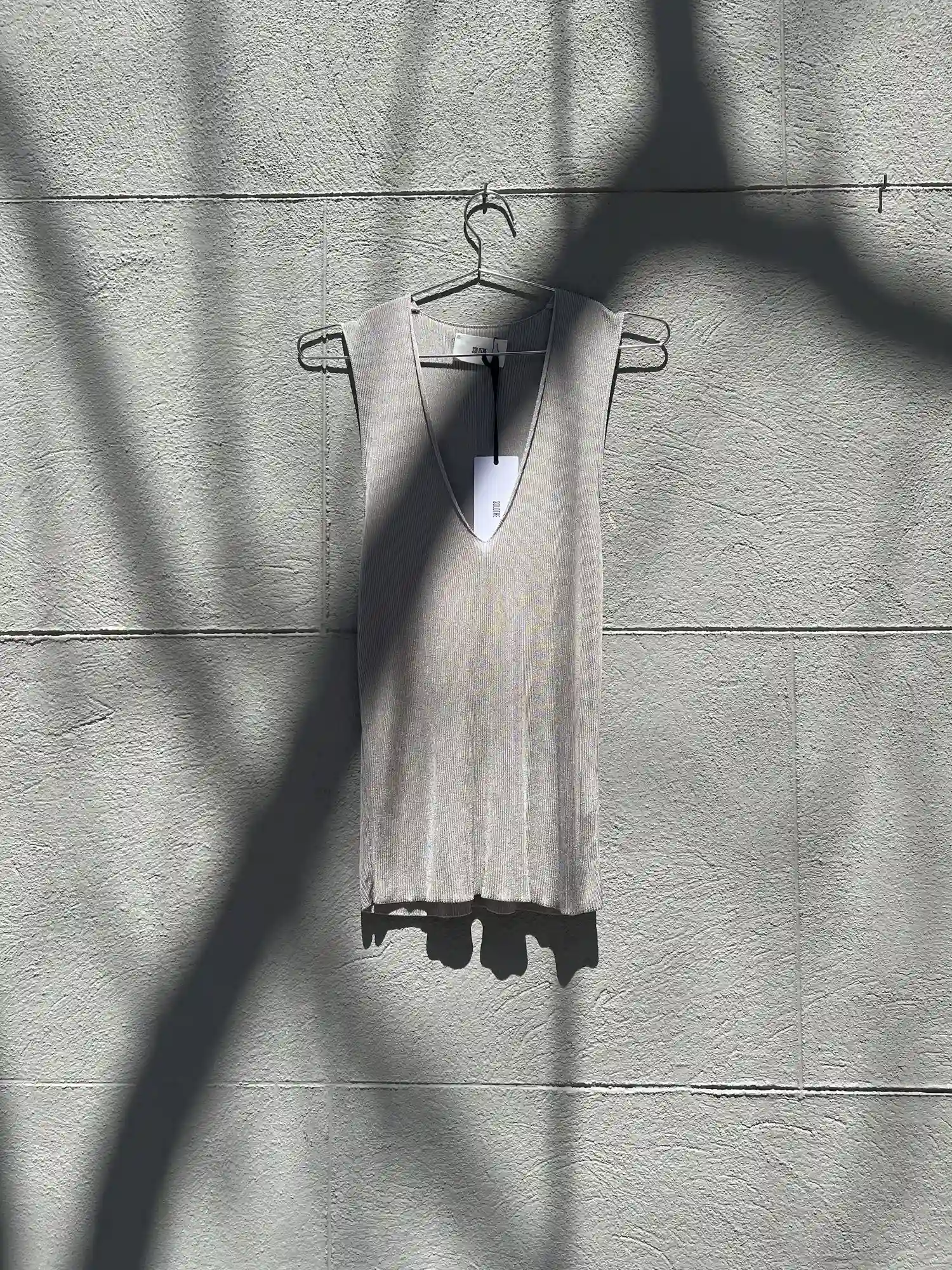 CAMISETA DE PUNTO CON CUELLO EN PICO (GRIS) / SOLOTRE