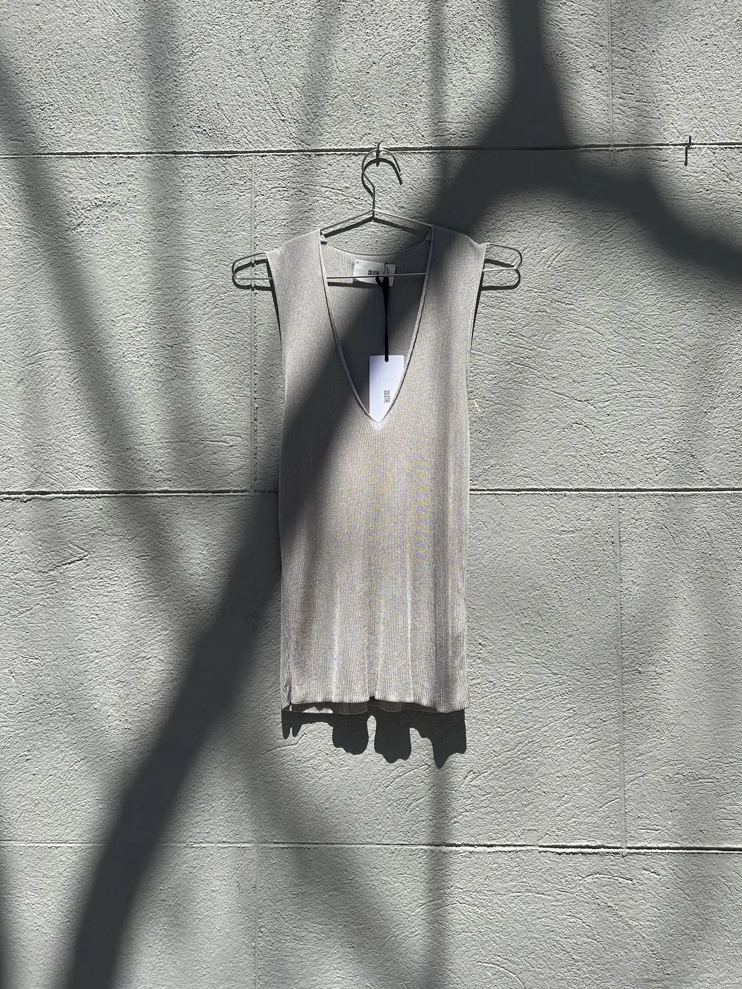 CAMISETA DE PUNTO CON CUELLO EN PICO (GRIS) / SOLOTRE