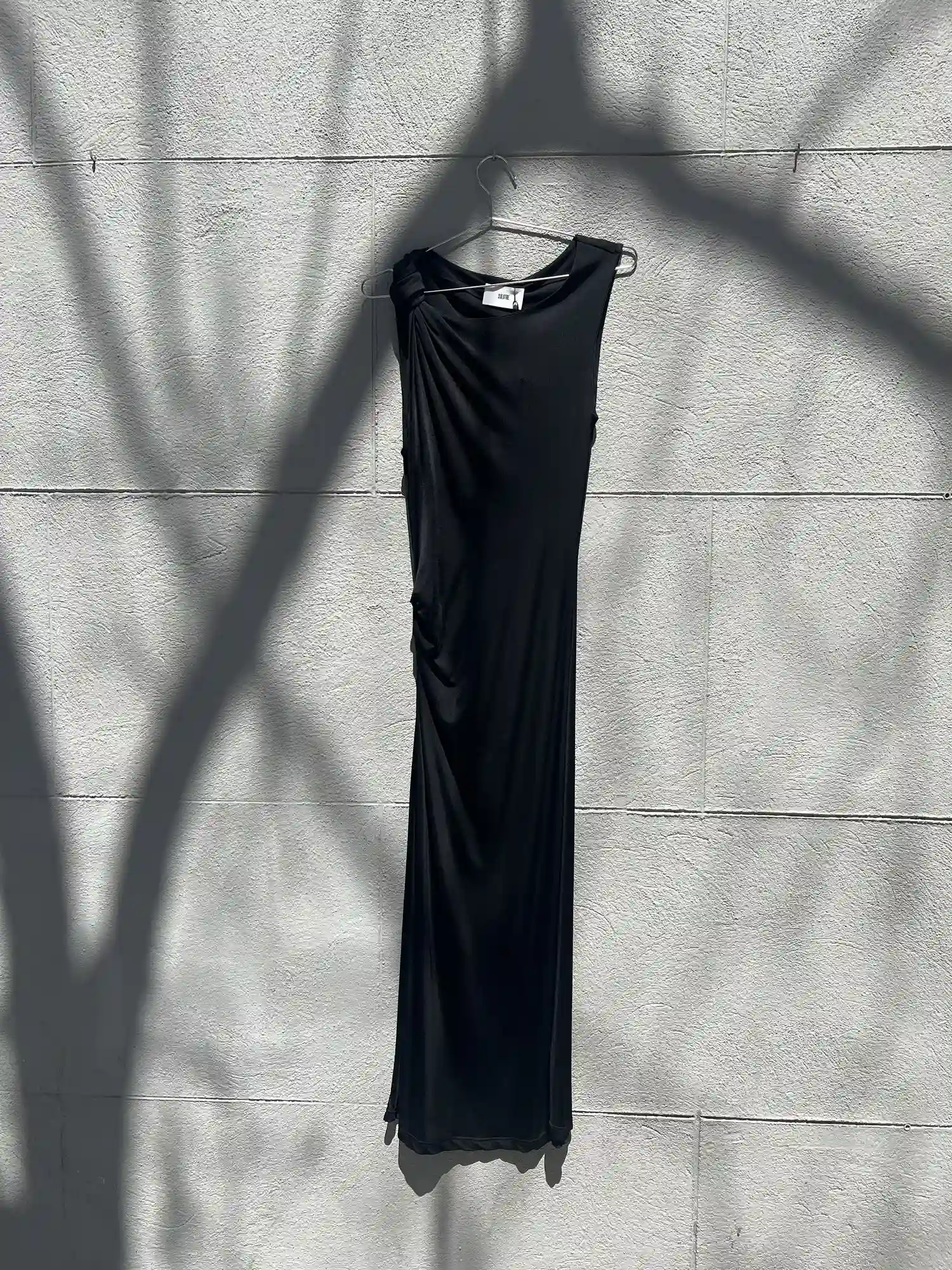VESTIDO CON NUDO AL HOMBRO (NEGRO) / SOLOTRE