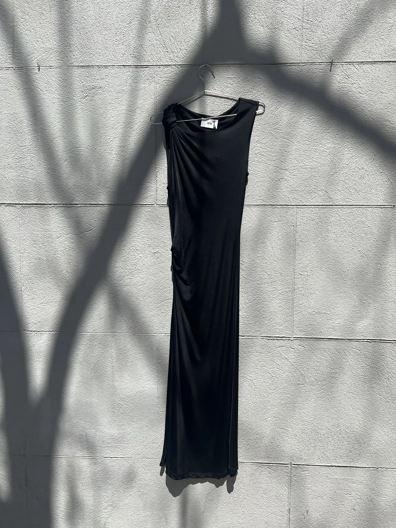 VESTIDO CON NUDO AL HOMBRO (NEGRO) / SOLOTRE