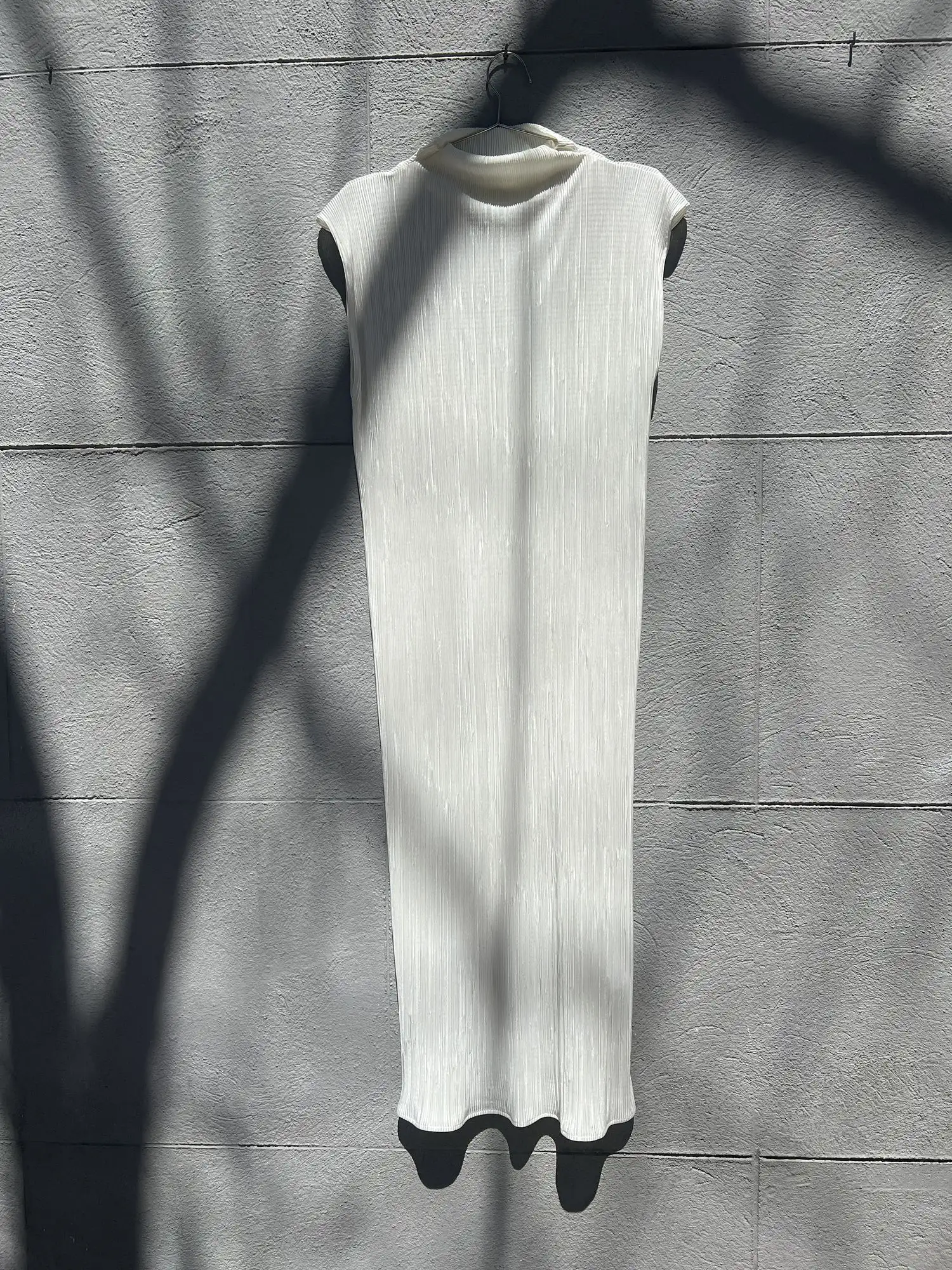 VESTIDO CUELLO ALTO SIN MANGAS (BLANCO) / SOLOTRE