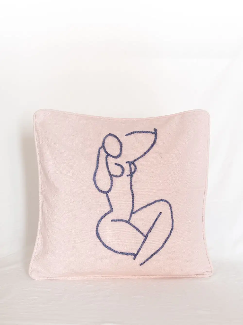 COJÍN MAGNOLIA (ROSA PALO Y BORDADO AZUL) / STUDIO.FI