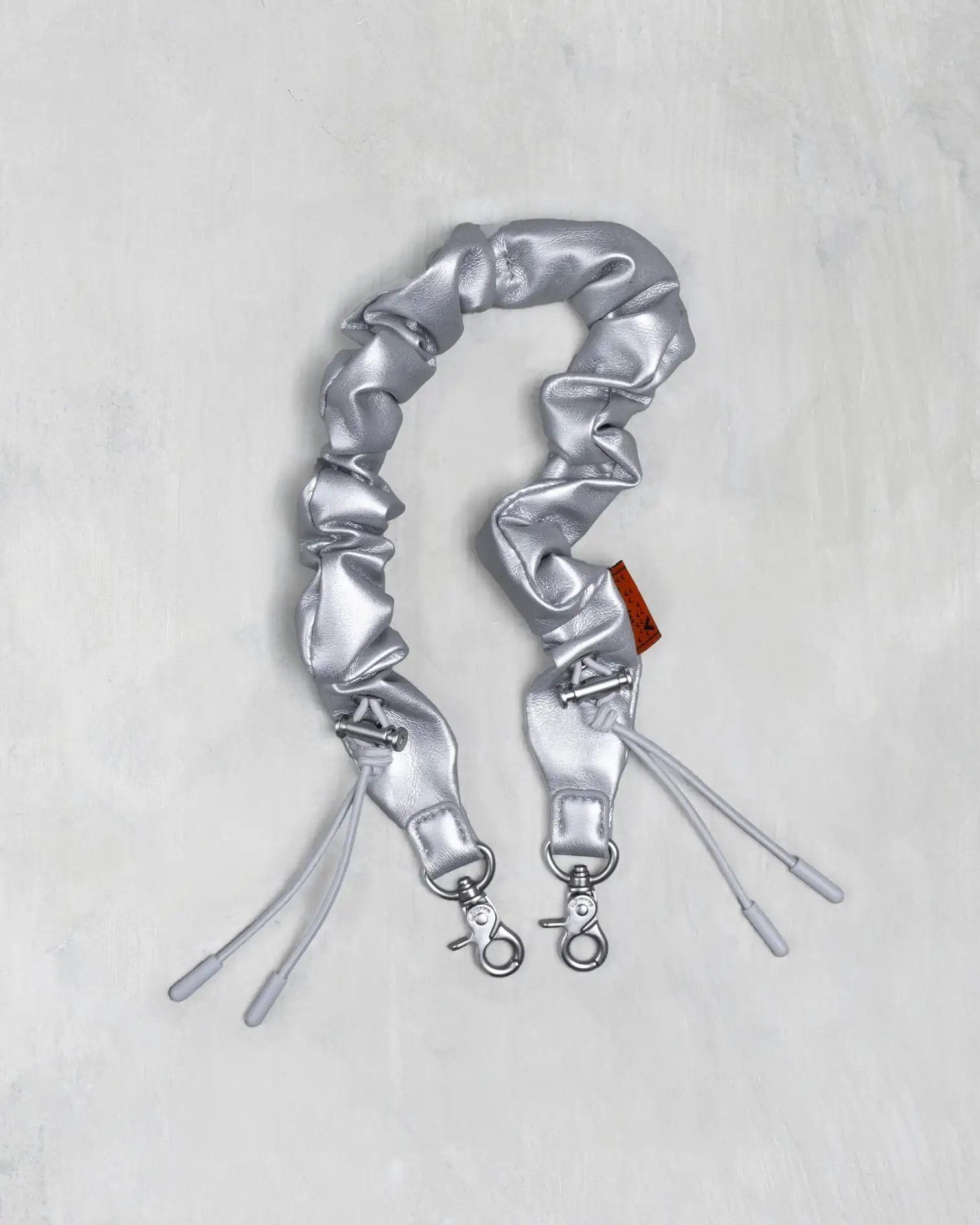 BUNGEE WRIST STRAP (CHROME SYNTHETIC LEATHER) / TOPOLOGIE
