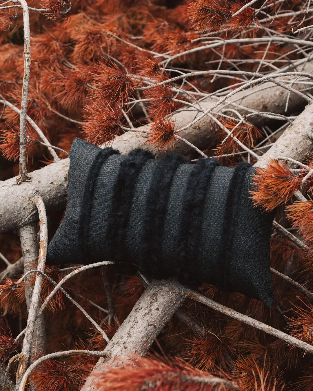 Cojín lumbar negro de alpaca - Imagen 5