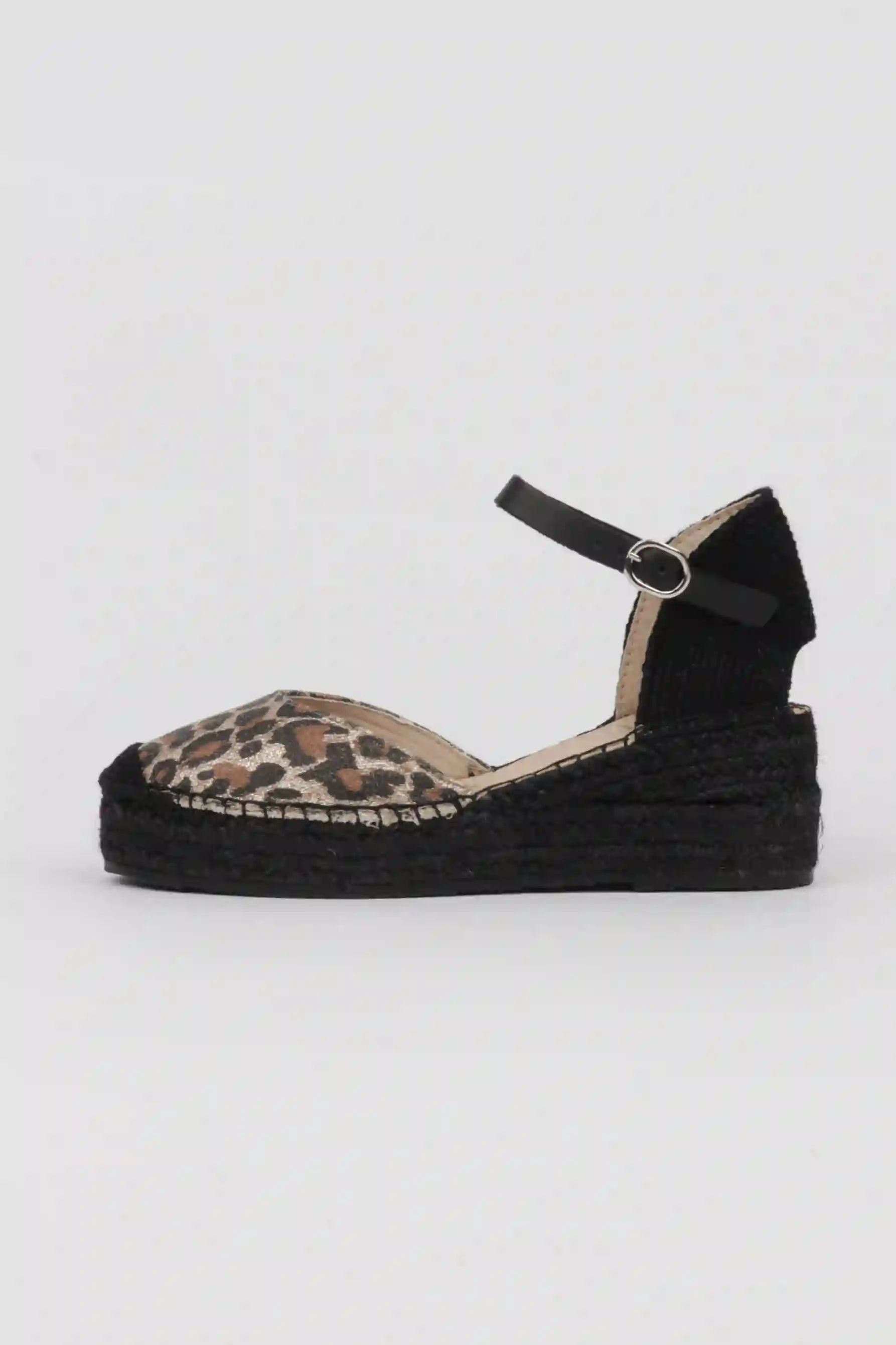 Alpargatas negras cuña baja detalle leopardo