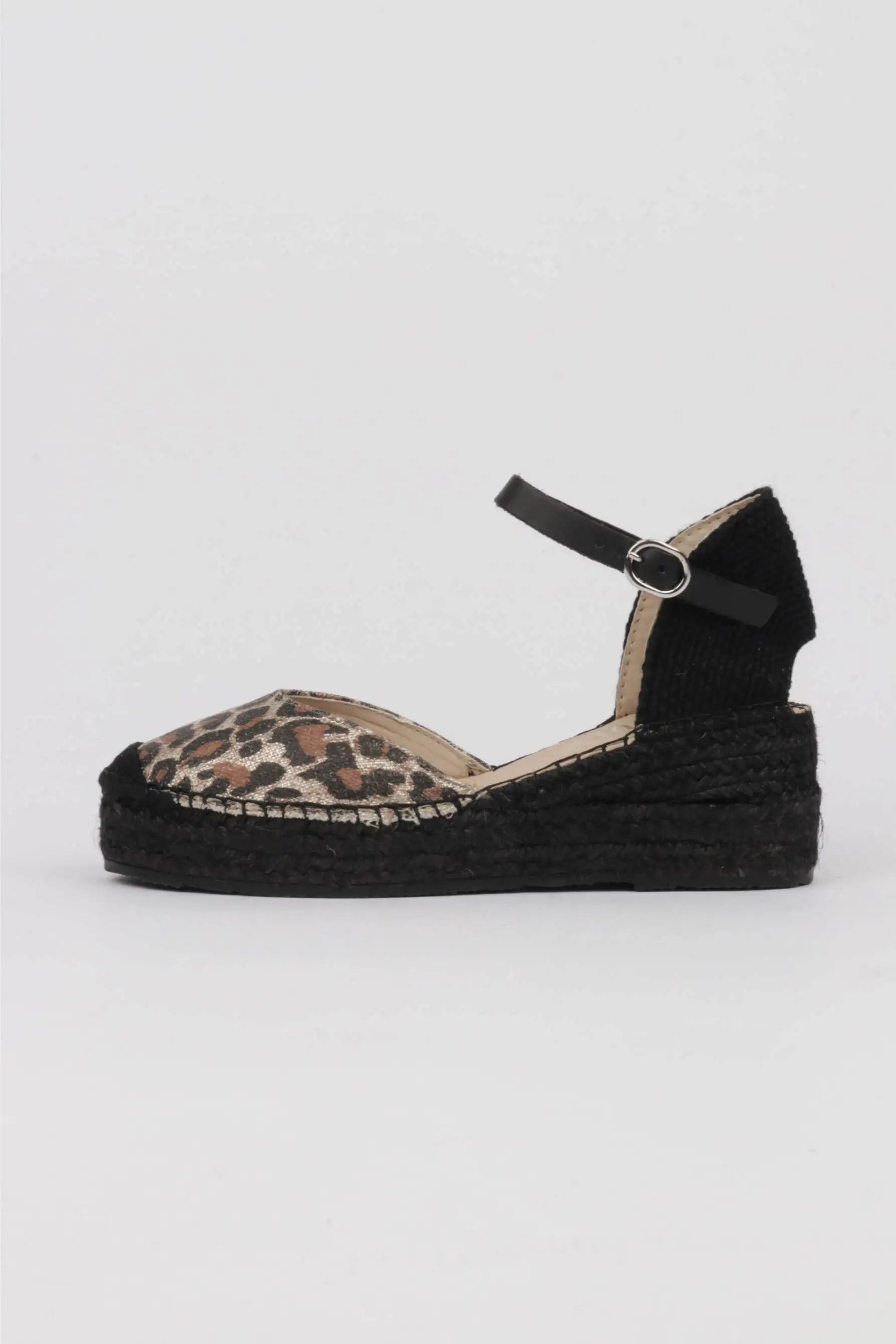 Alpargatas negras cuña baja detalle leopardo