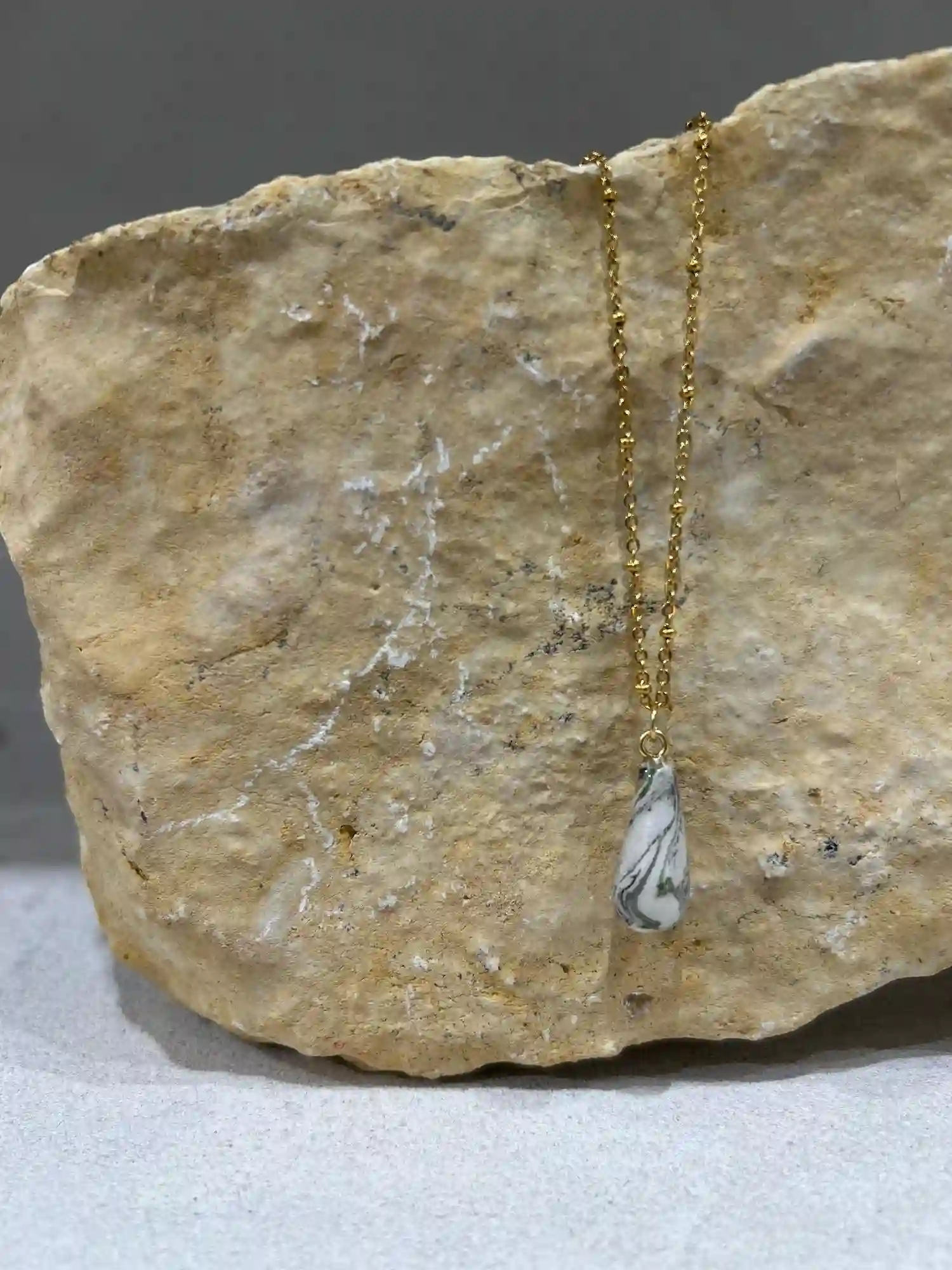 CADENA LÁGRIMA GRIS CERAMICA / KOKO CHE JOTA