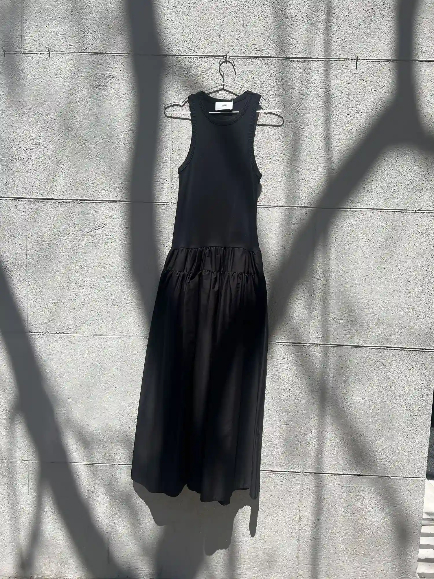 VESTIDO SIN MANGAS (NEGRO) / SOLOTRE