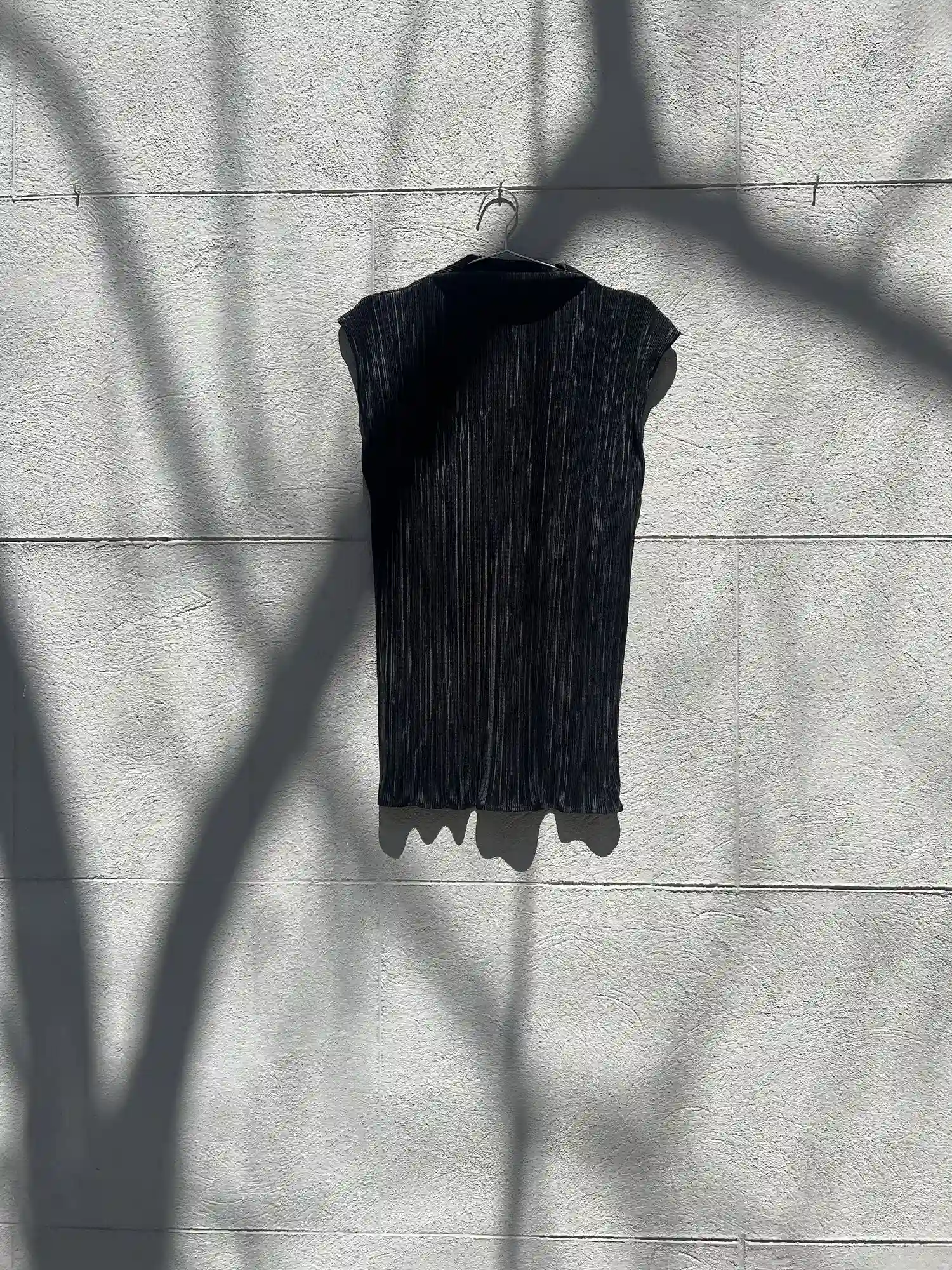 TOP CUELLO ALTO SIN MANGAS NEGRO / SOLOTRE