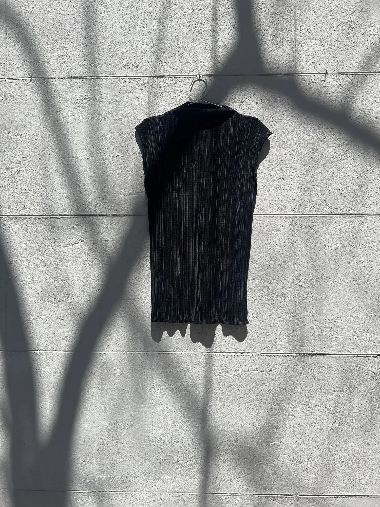 TOP CUELLO ALTO SIN MANGAS NEGRO / SOLOTRE