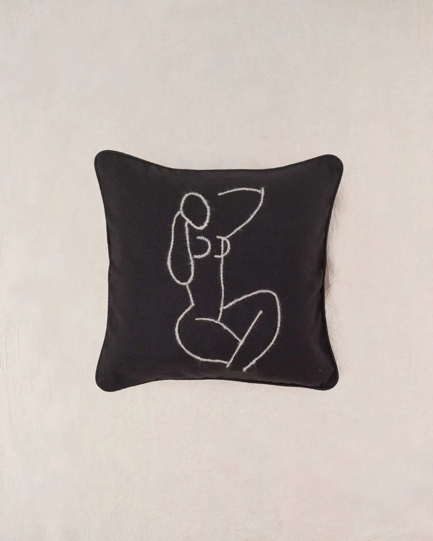 COJÍN MAGNOLIA (GRIS OSCURO Y BORDADO GRIS) / STUDIO.FI