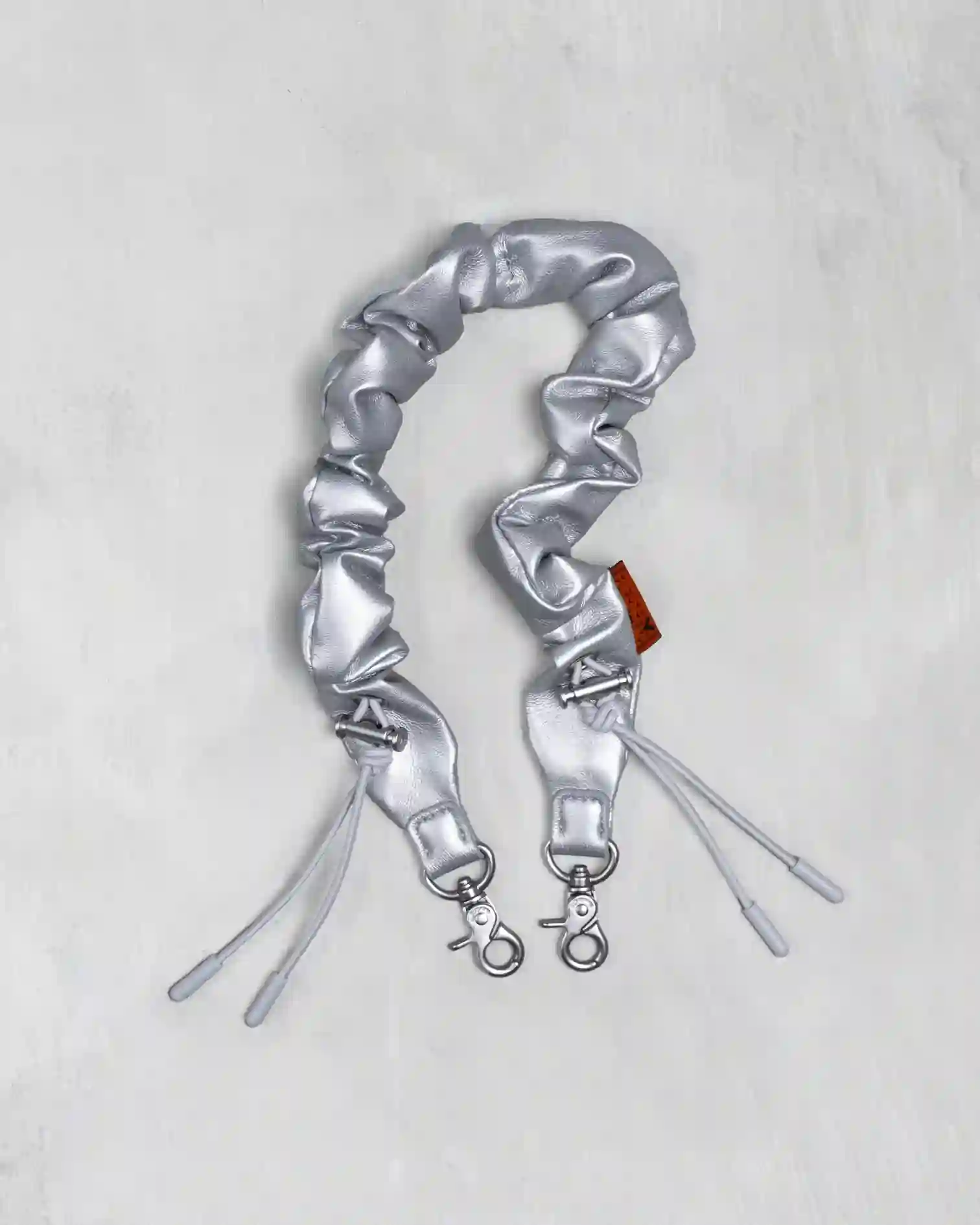 BUNGEE WRIST STRAP (CHROME SYNTHETIC LEATHER) / TOPOLOGIE