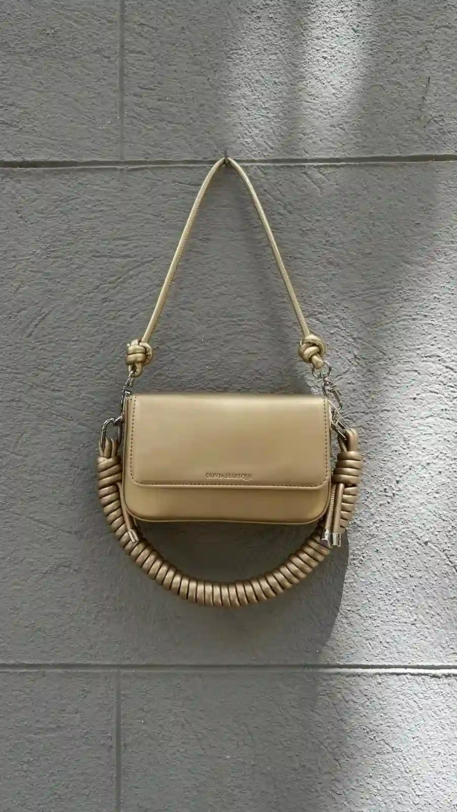 PANTONE DORADO/ HOMBRO NUDO /RIZADA