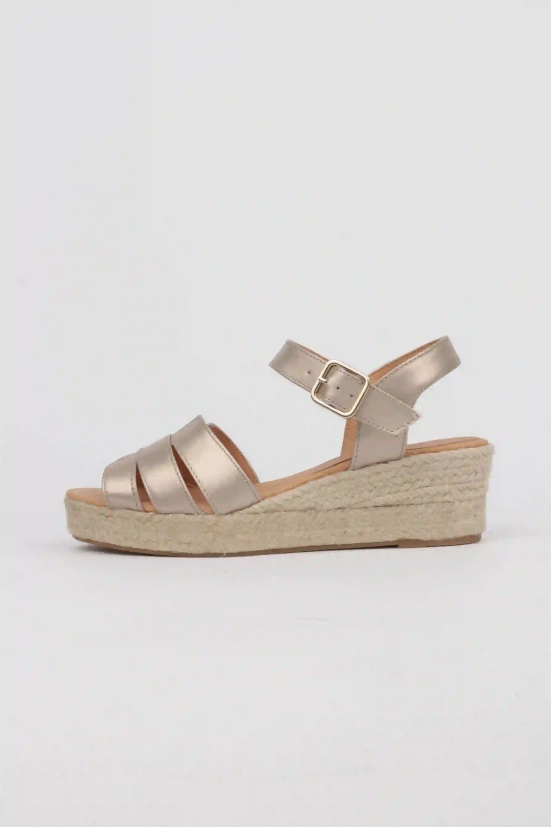 Sandalias doradas cuña esparto