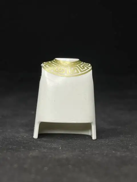 Torso_0424 White torso cenefa golden neck