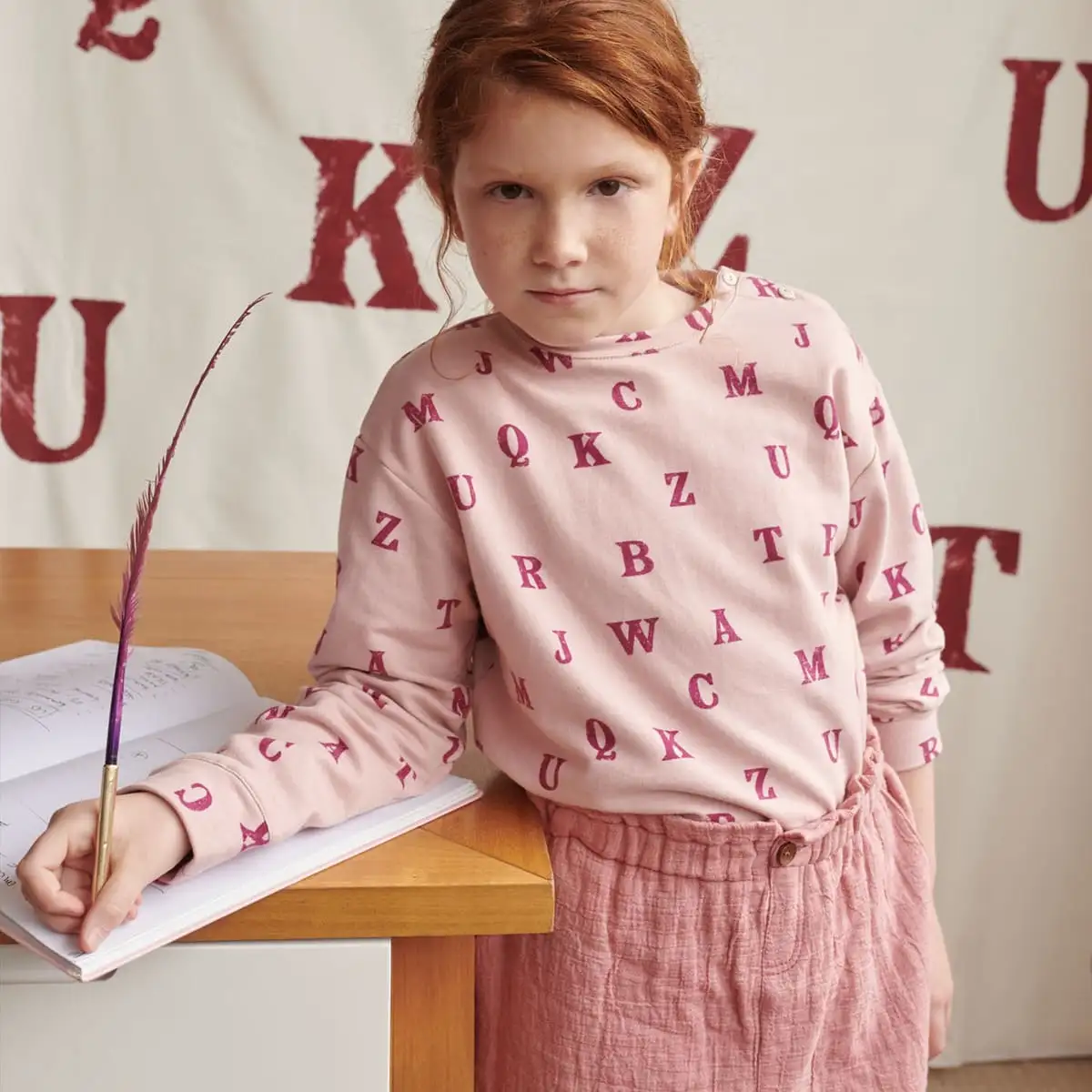 Soft French Terry Print (Sudadera Suave) Typo maquillador rosa - Imagen 2