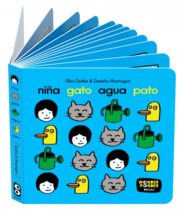 Niña gato agua pato