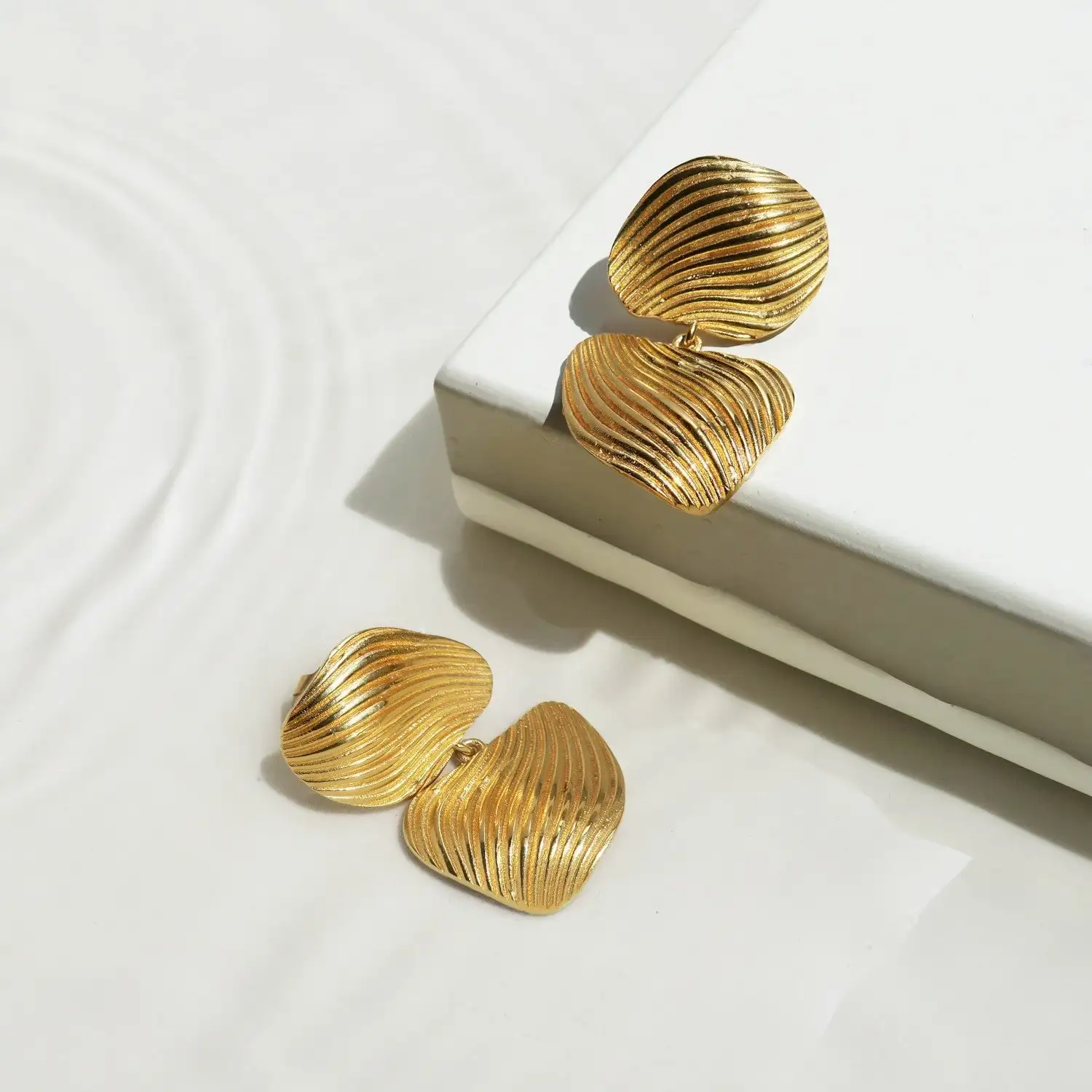 Pendientes largos dorados Onaria de Joidart - Imagen 2