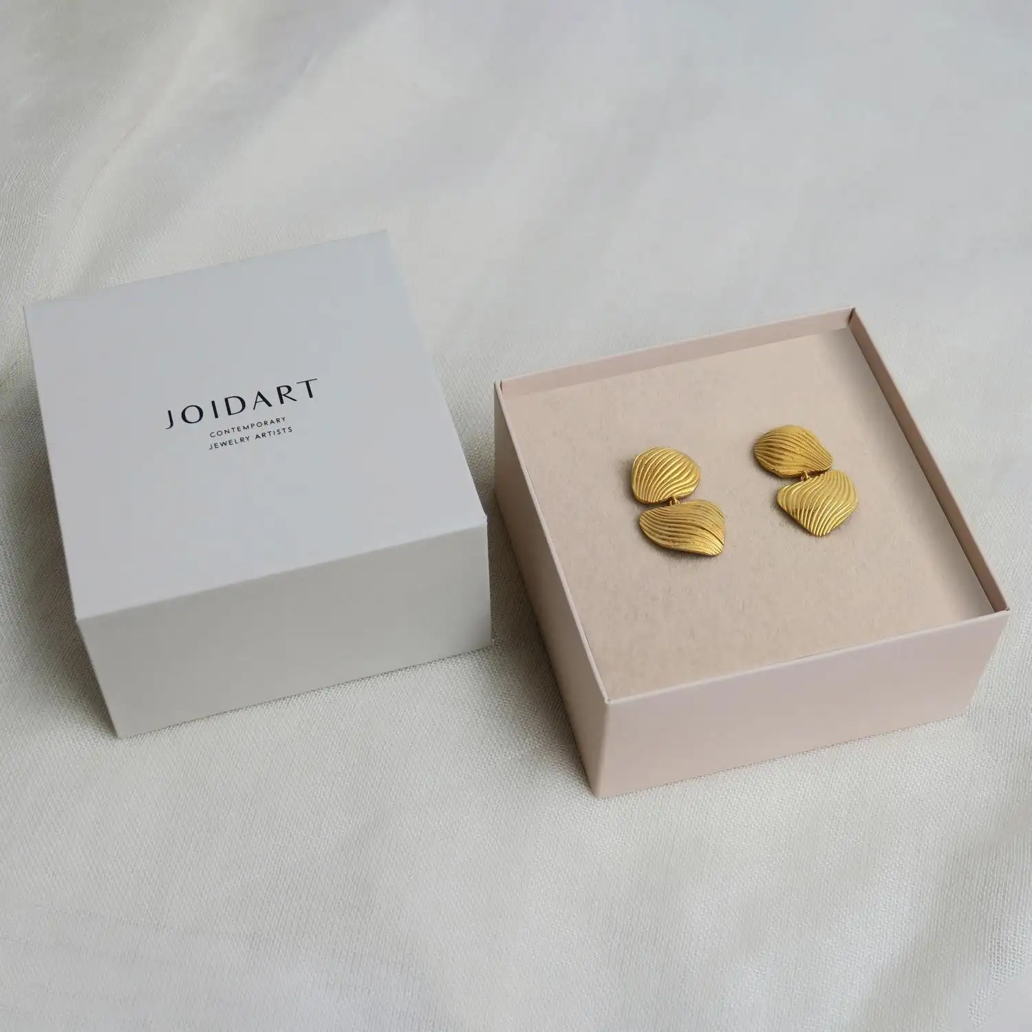 Pendientes largos dorados Onaria de Joidart - Imagen 3