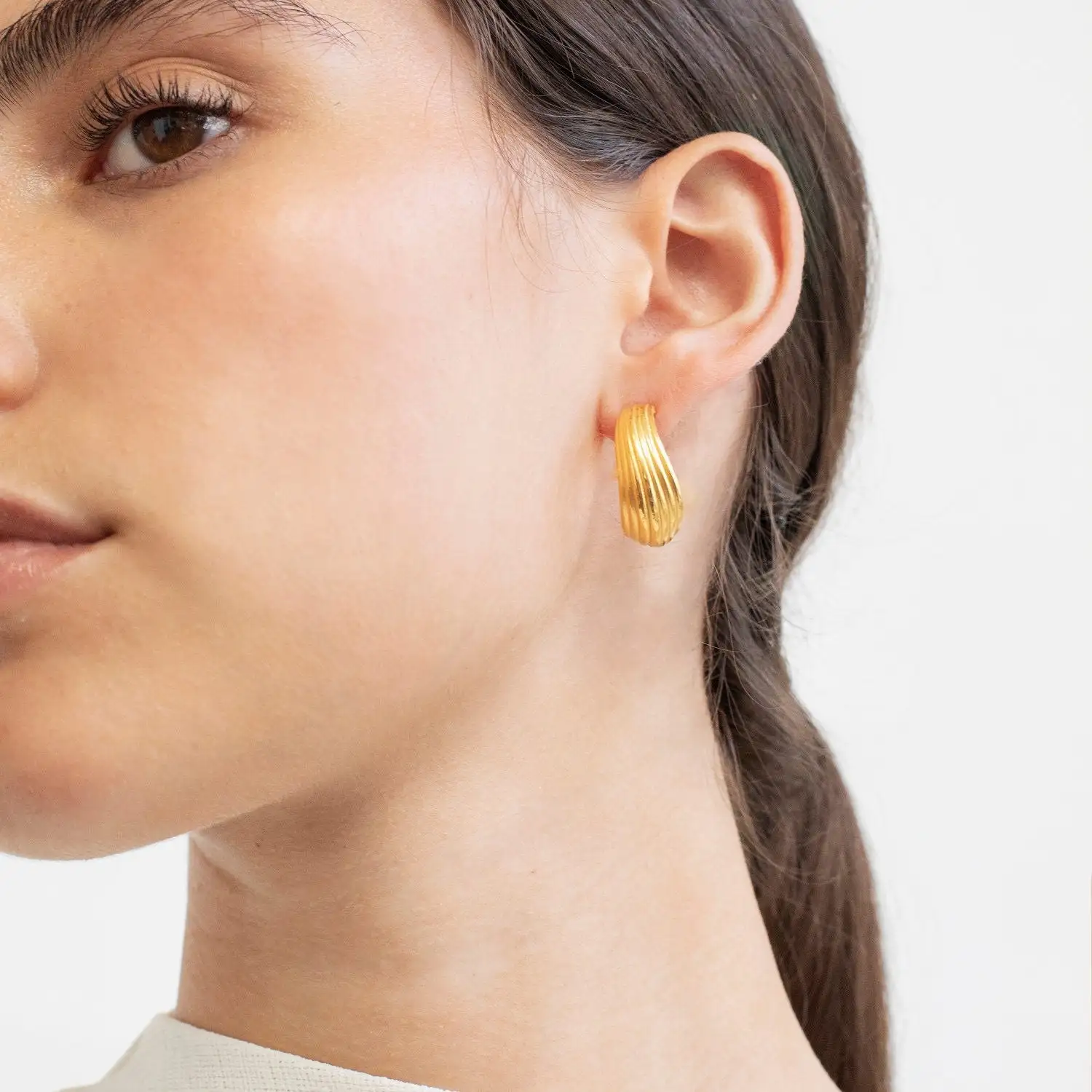 Thick golden hoops - Image 3