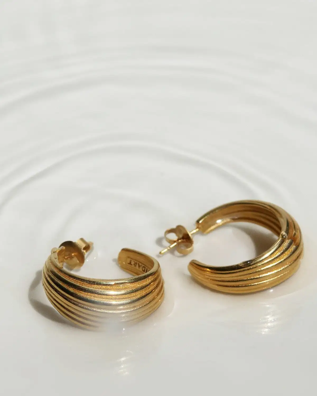 Thick golden hoops - Image 4