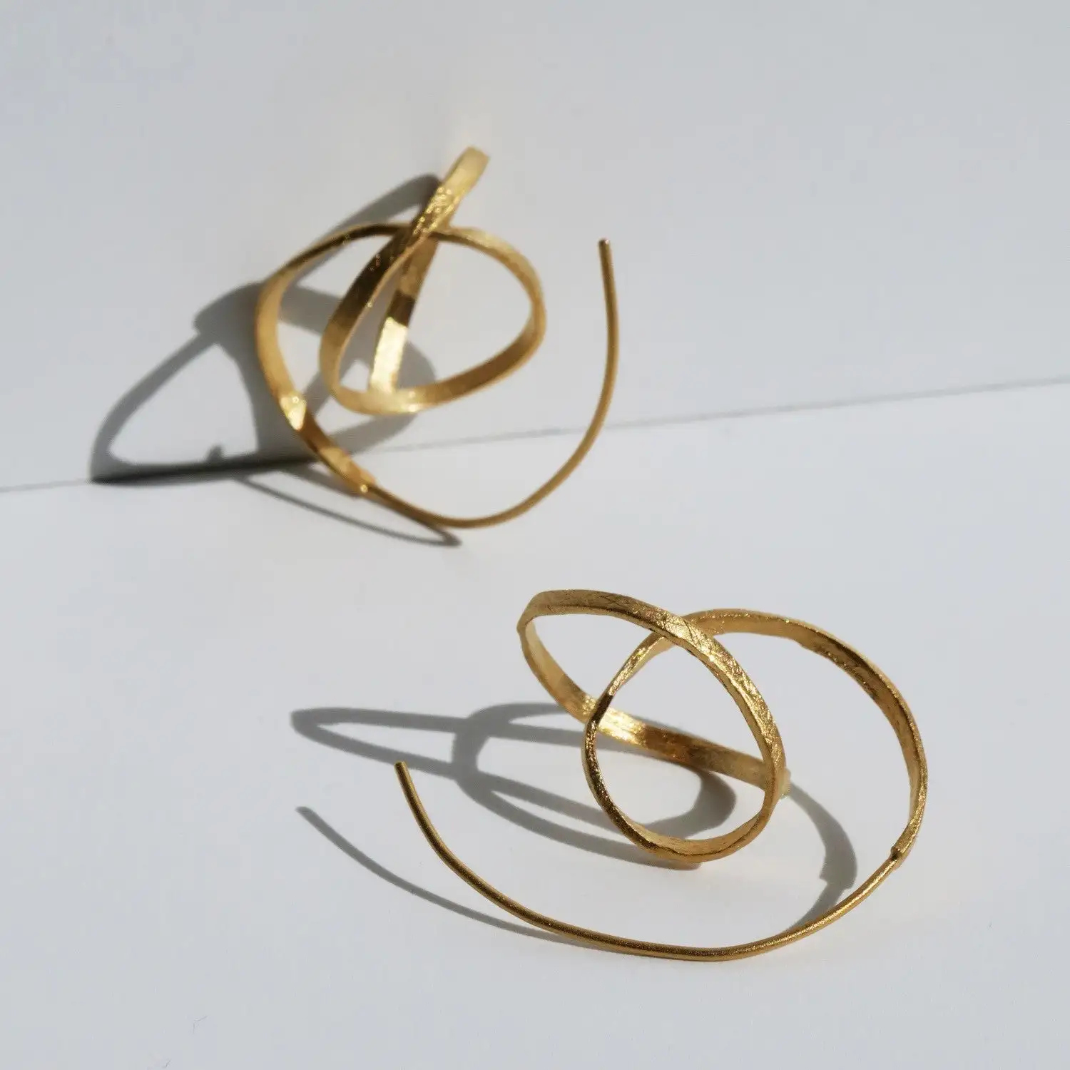 Pendientes originales dorados medianos Embolic - Imagen 2