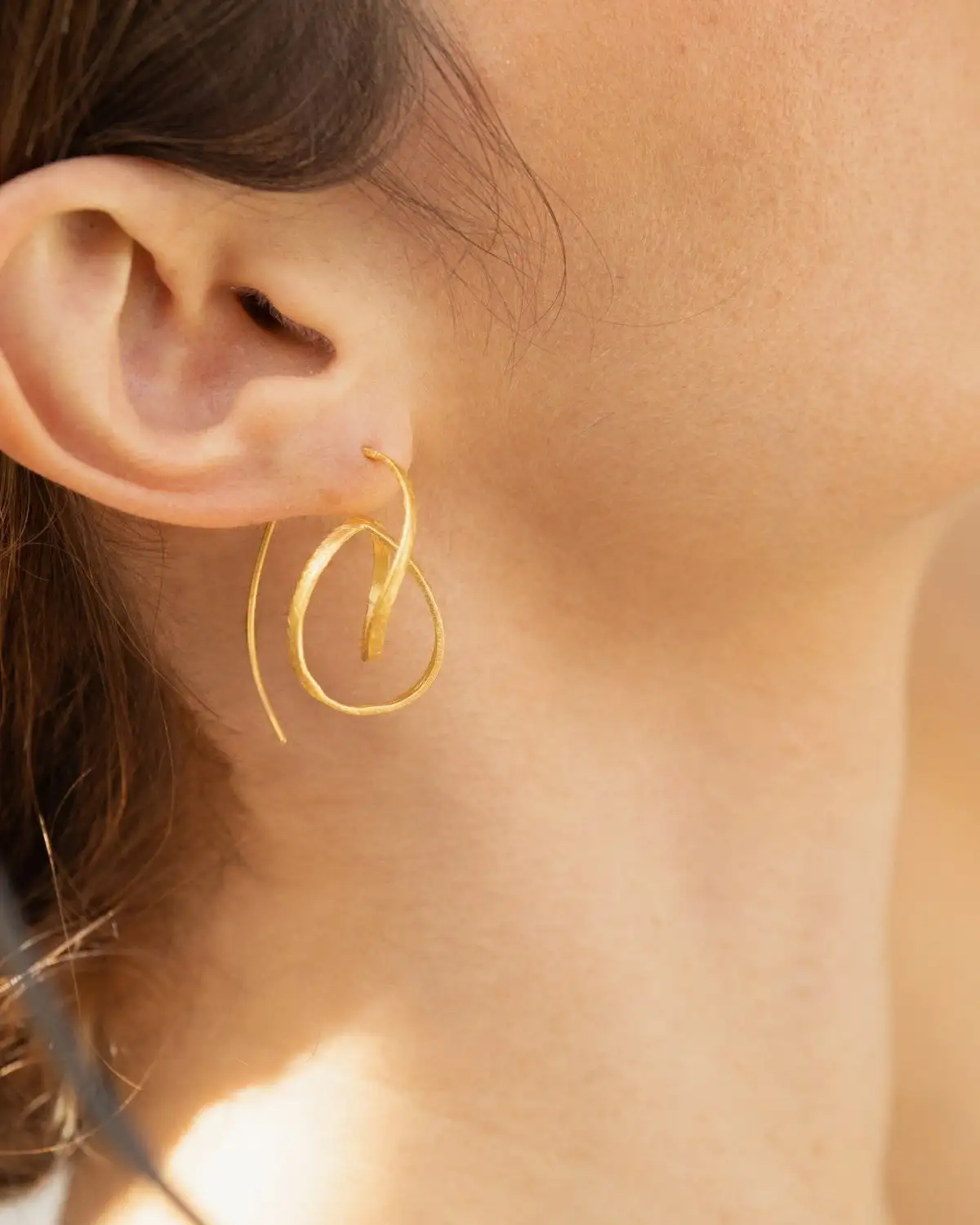 Pendientes originales dorados medianos Embolic - Imagen 4