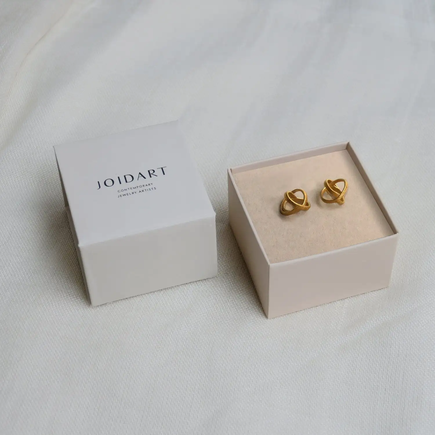 Pendientes originales dorados pequeños Embolic - Imagen 2