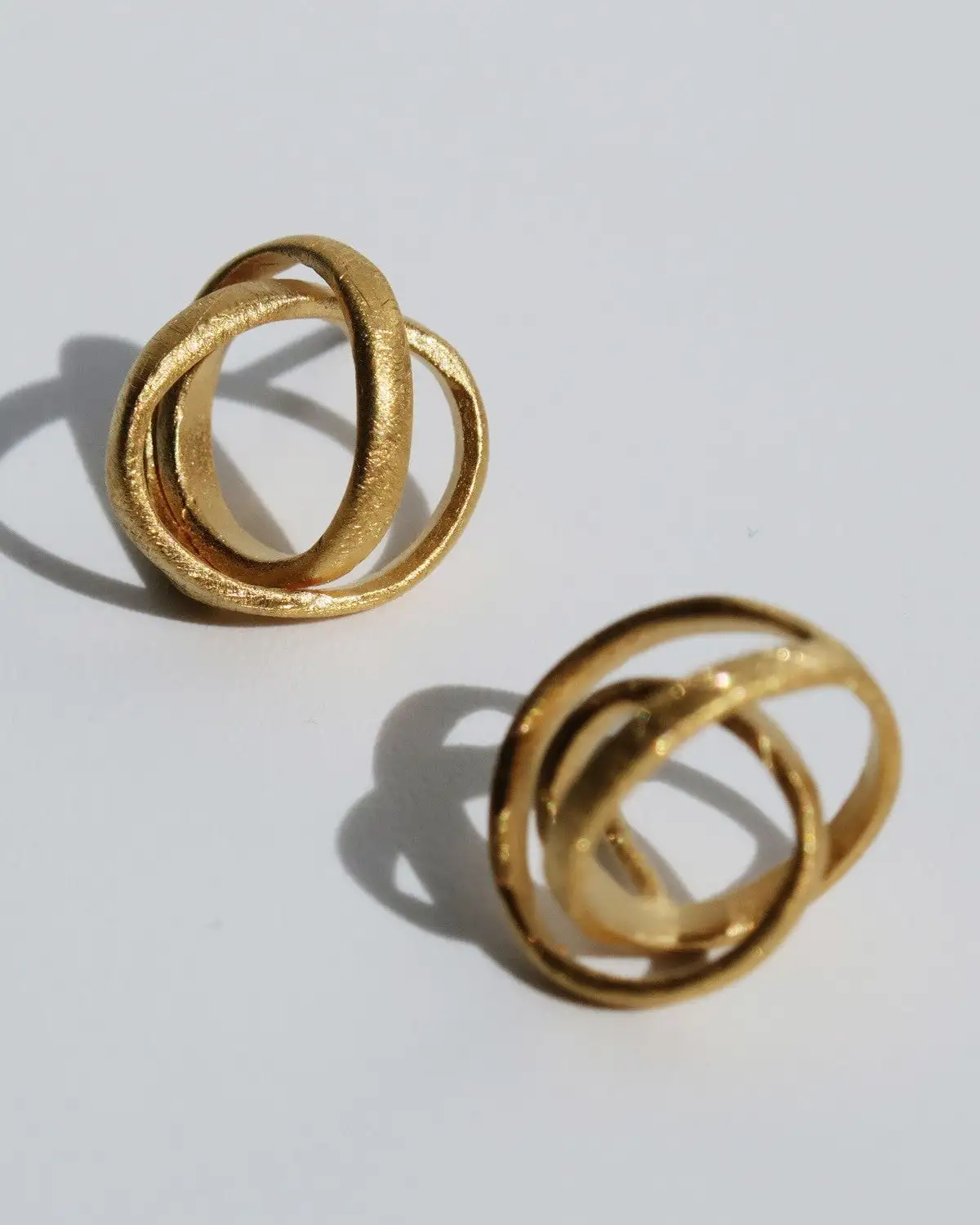 Pendientes originales dorados pequeños Embolic - Imagen 4