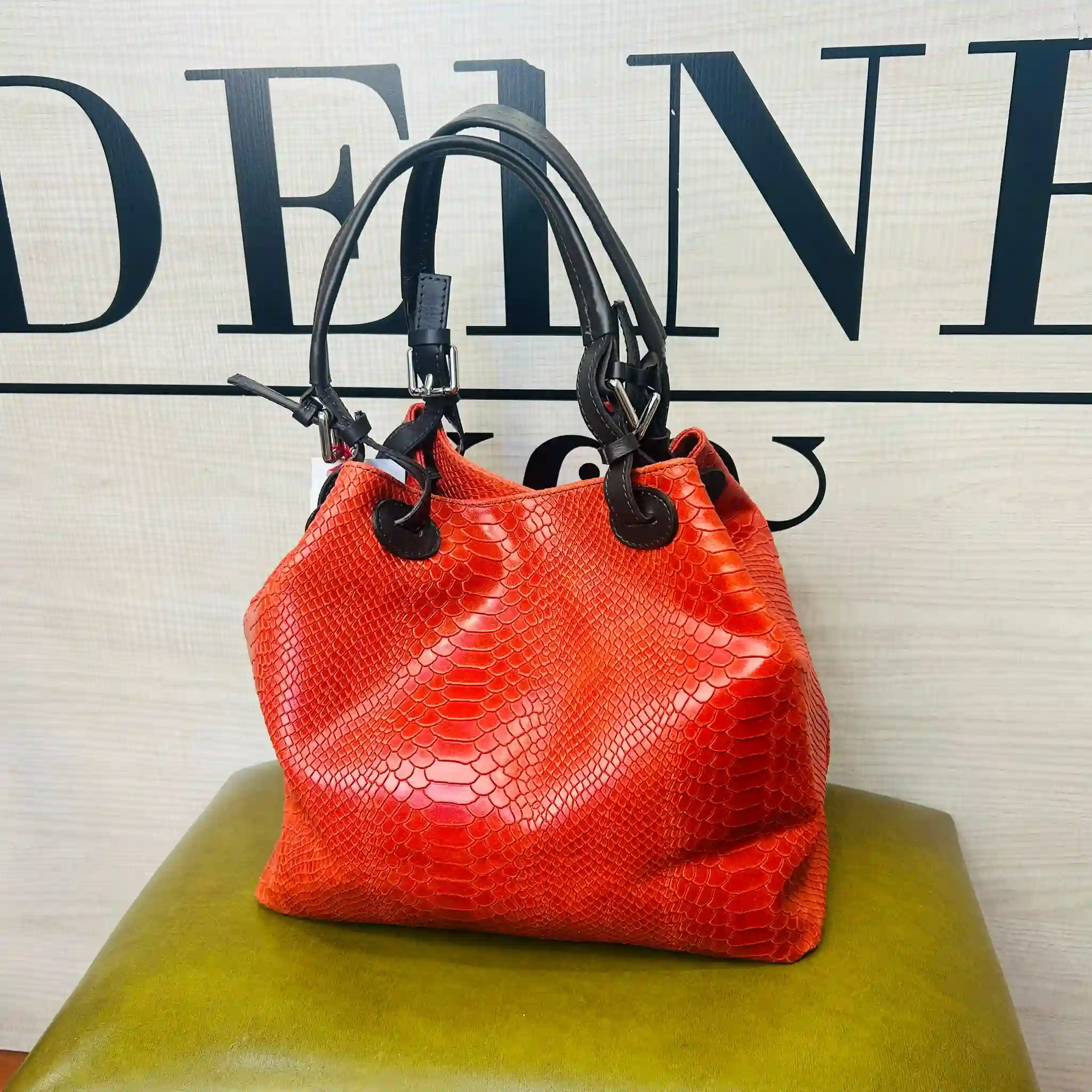 Snake -style leather bag