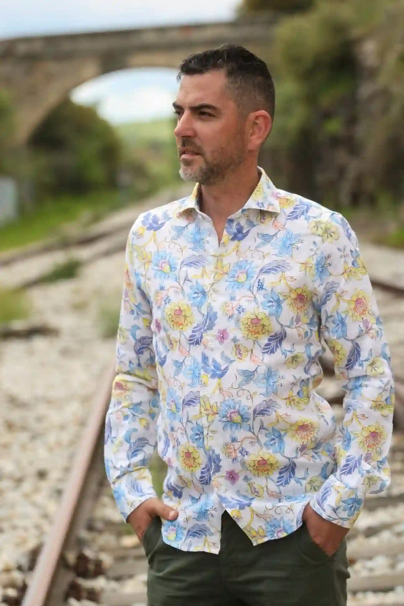 Camisa de lino beige con estampado de flores "Toscana”.