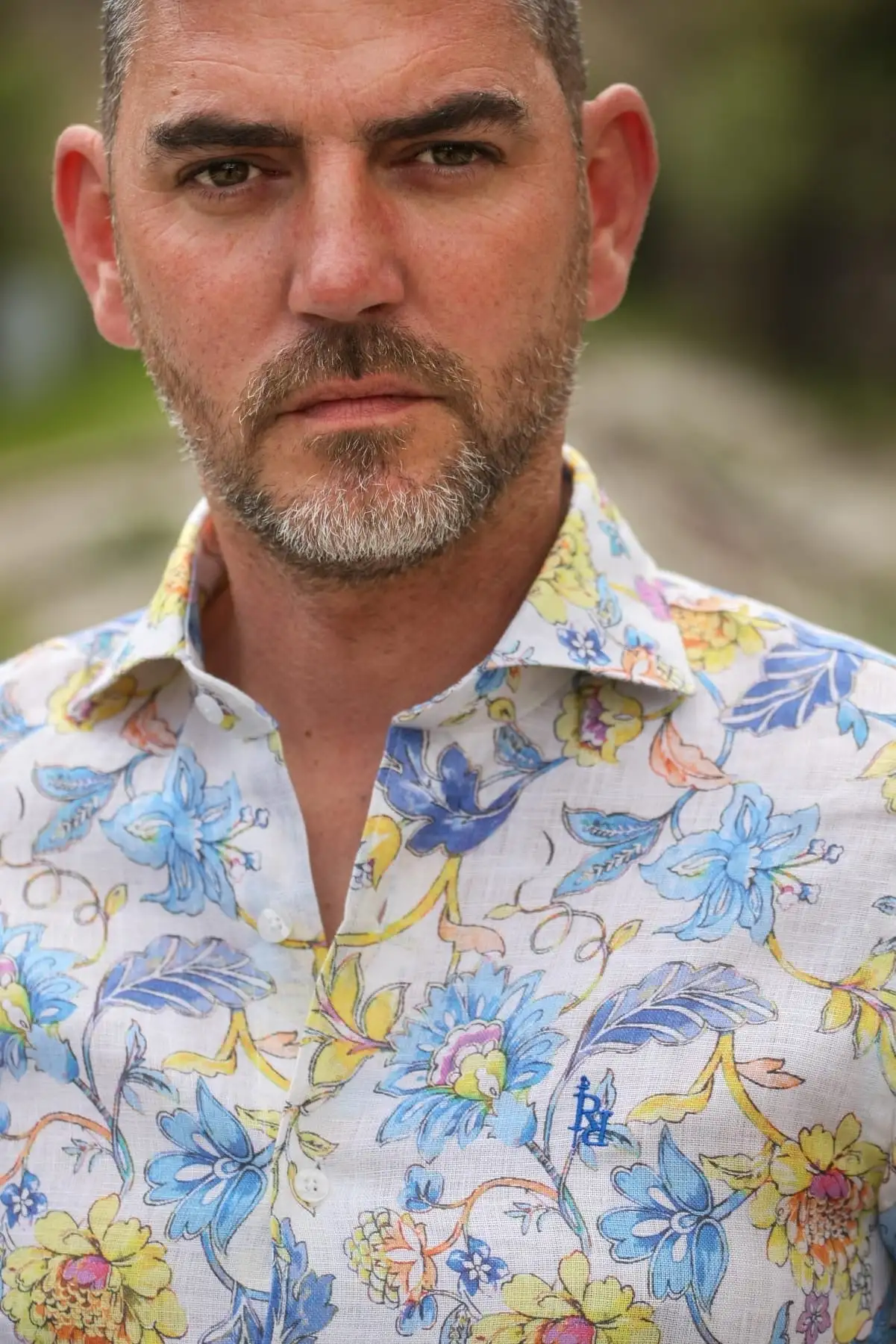 Camisa de lino beige con estampado de flores "Toscana”. - Imagen 2