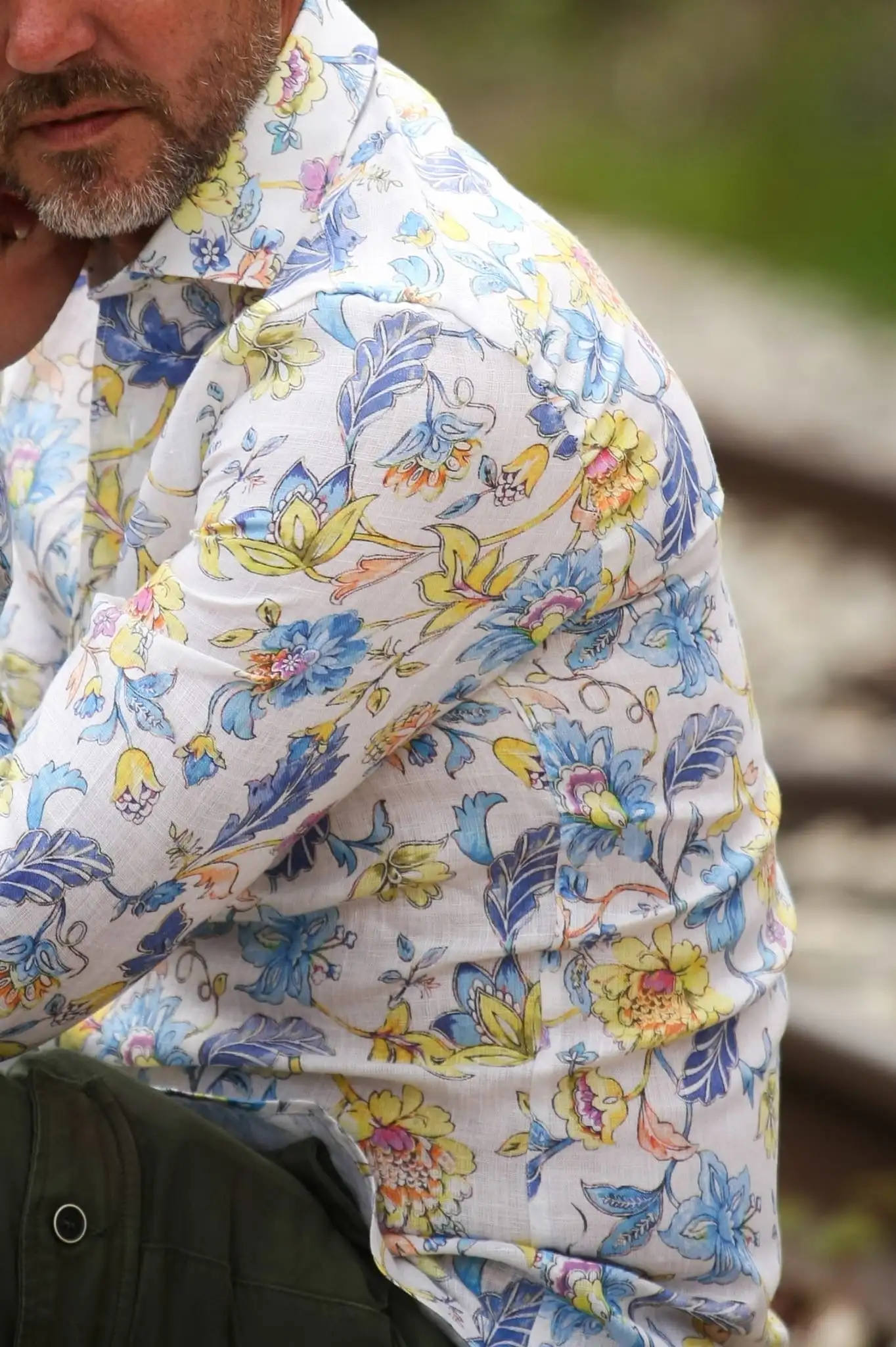 Camisa de lino beige con estampado de flores "Toscana”. - Imagen 3