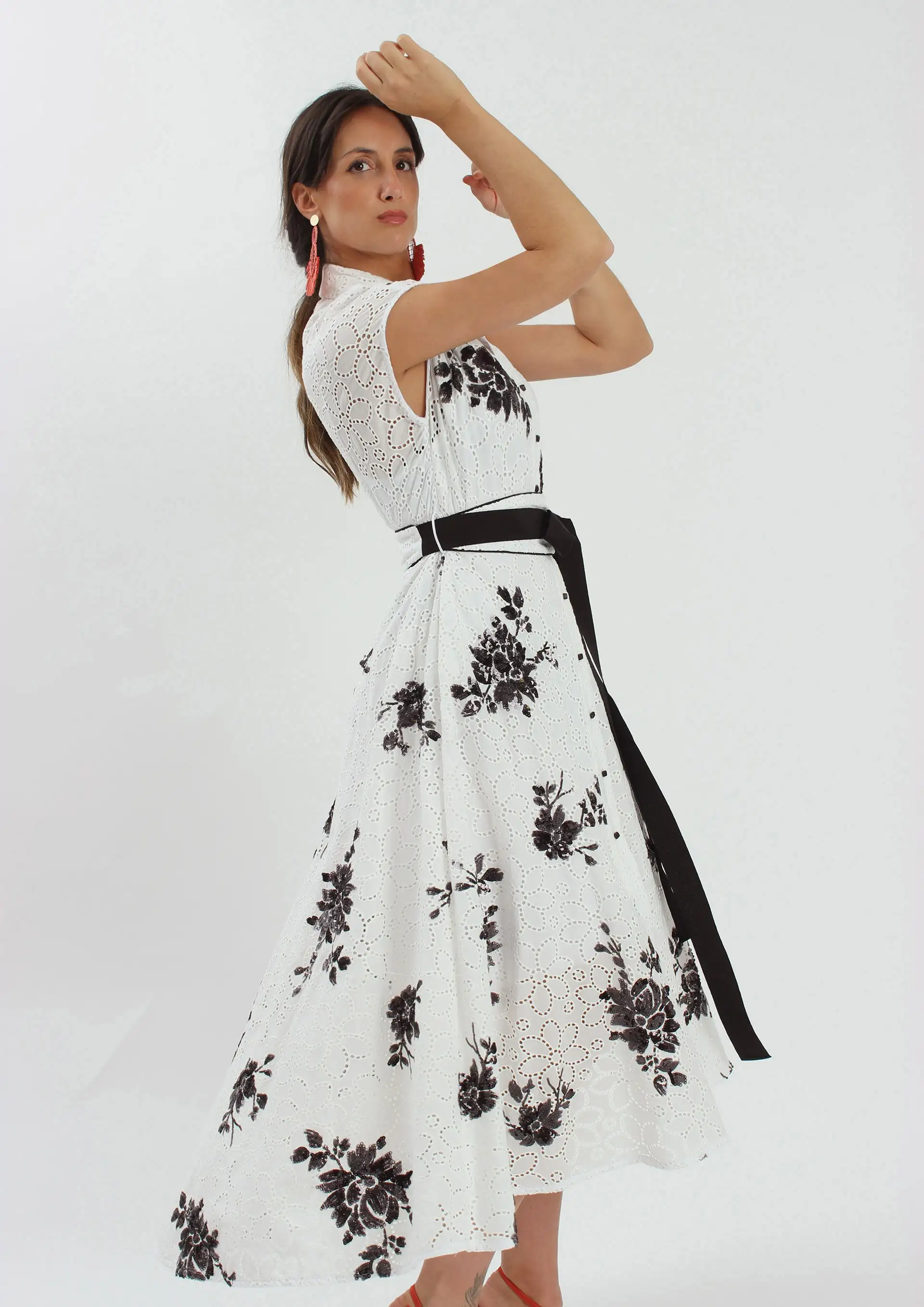 Alba Count Midi Dress embroidered in black - Image 3