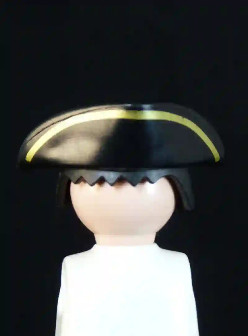 SOMBRERO_0187 Tricornio Sin Agujero Negro Raya Dorada