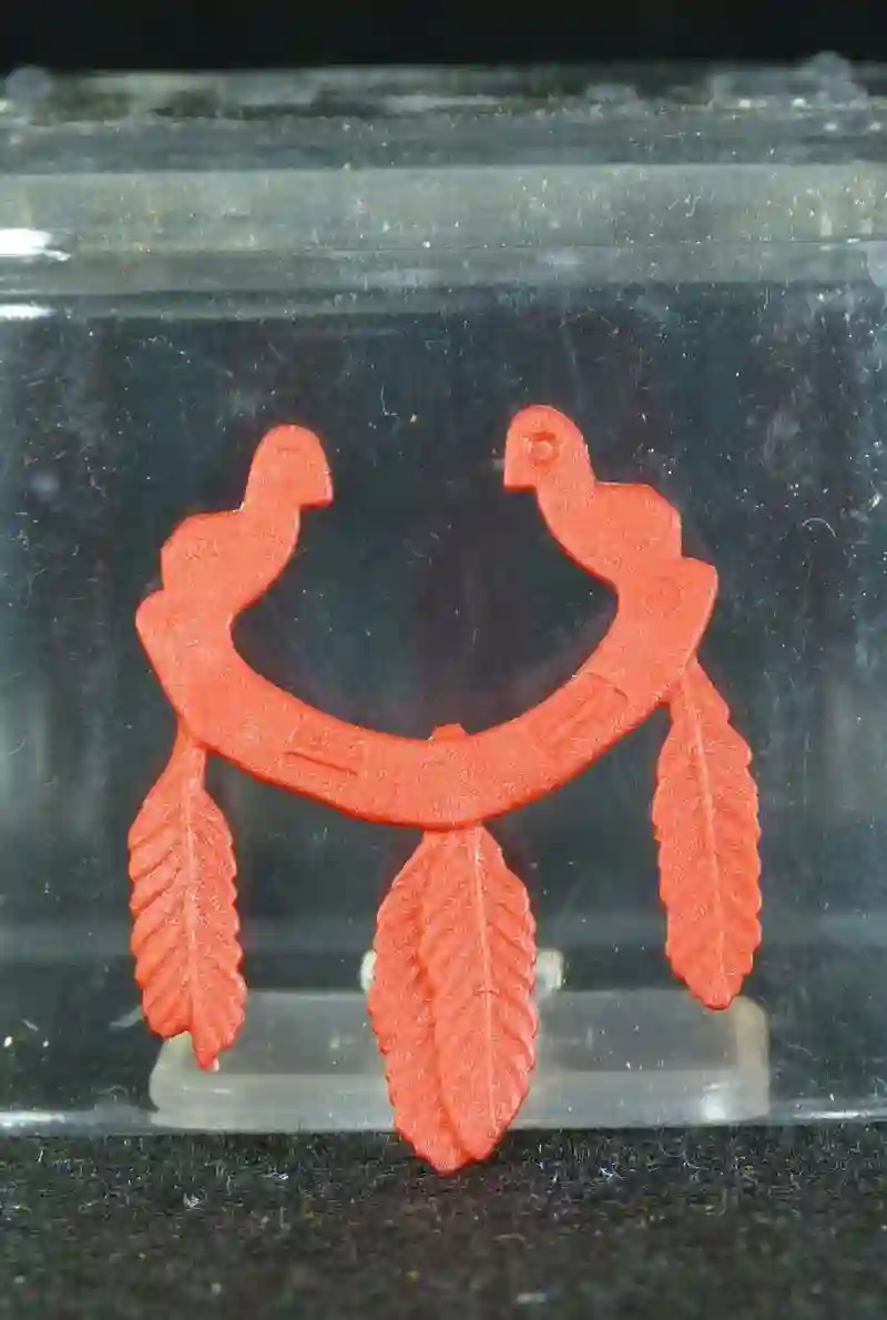 Shield_0173 feathers for red Indian shield