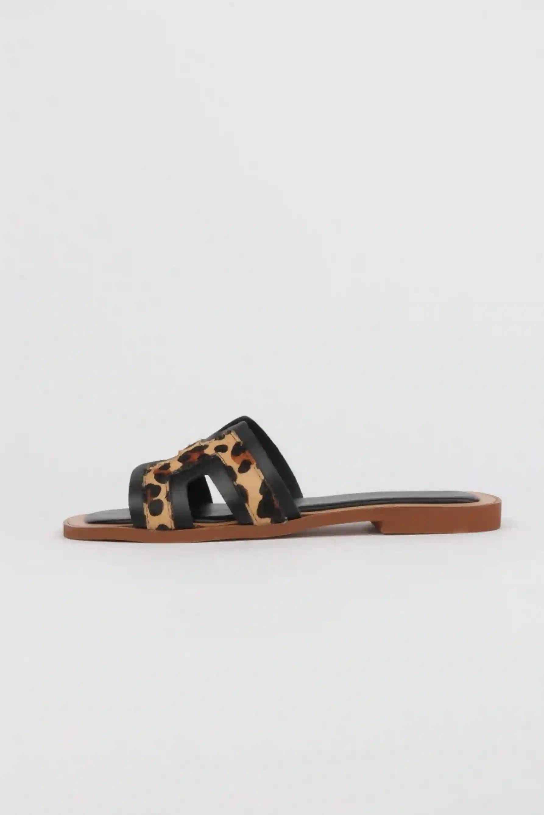 Sandalias planas negras detalle leopardo